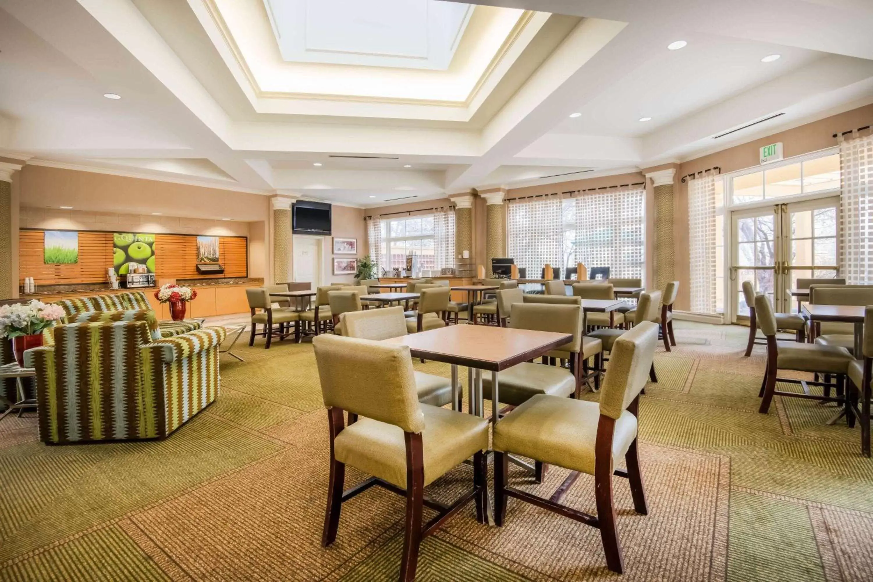 Lobby or reception, Restaurant/Places to Eat in La Quinta by Wyndham Colorado Springs South Airport