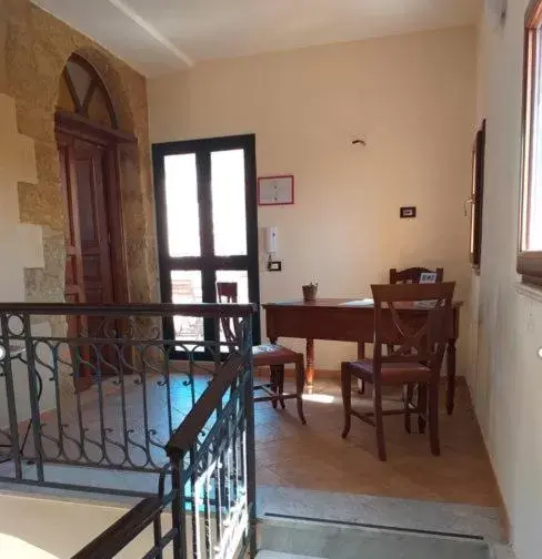 Lobby or reception, Dining Area in B&B Batarà - "La Terrazza del Centro"