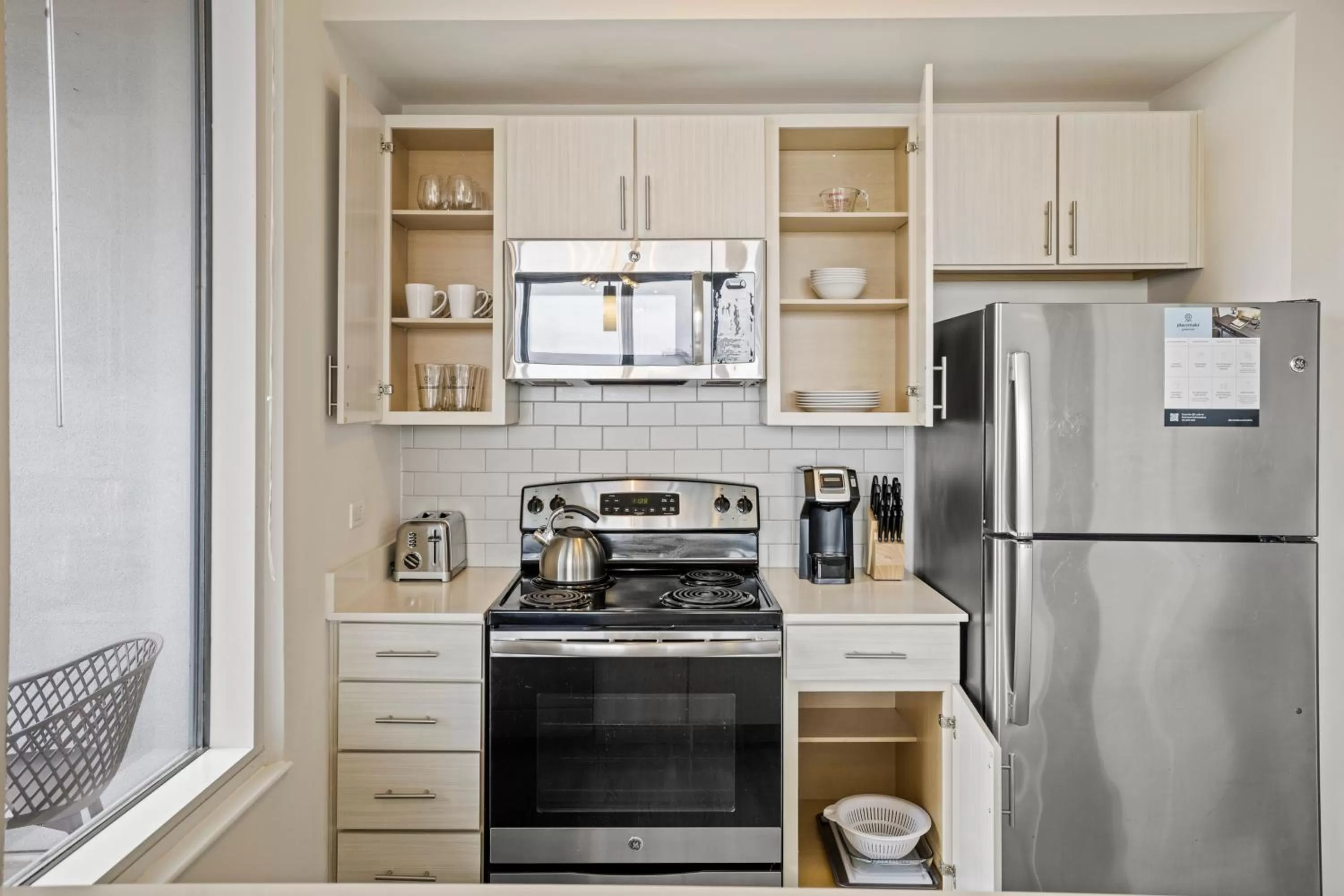 Coffee/tea facilities in Placemakr Premier SoBro