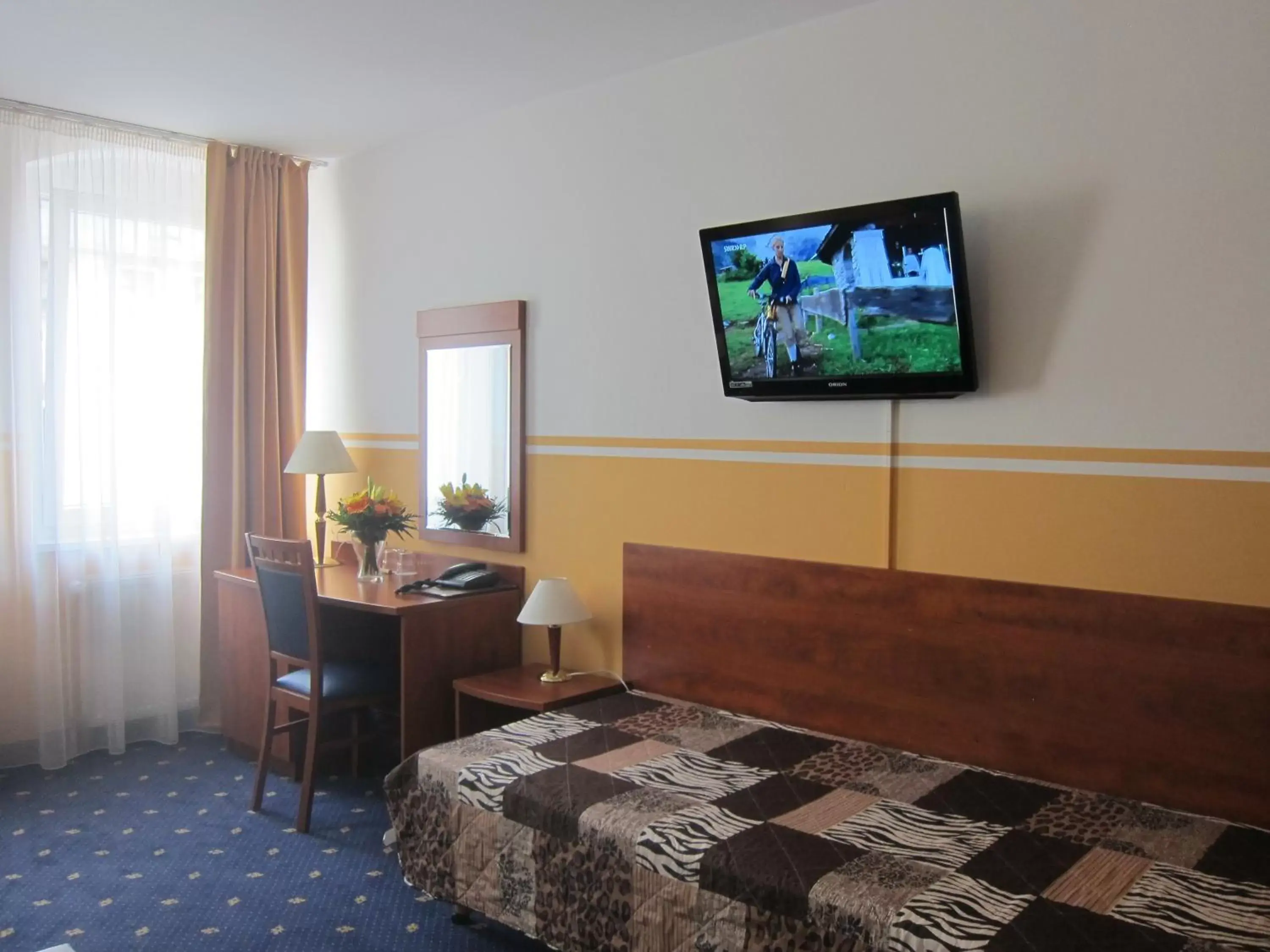 Bed, TV/Entertainment Center in Hotel Atrium Charlottenburg