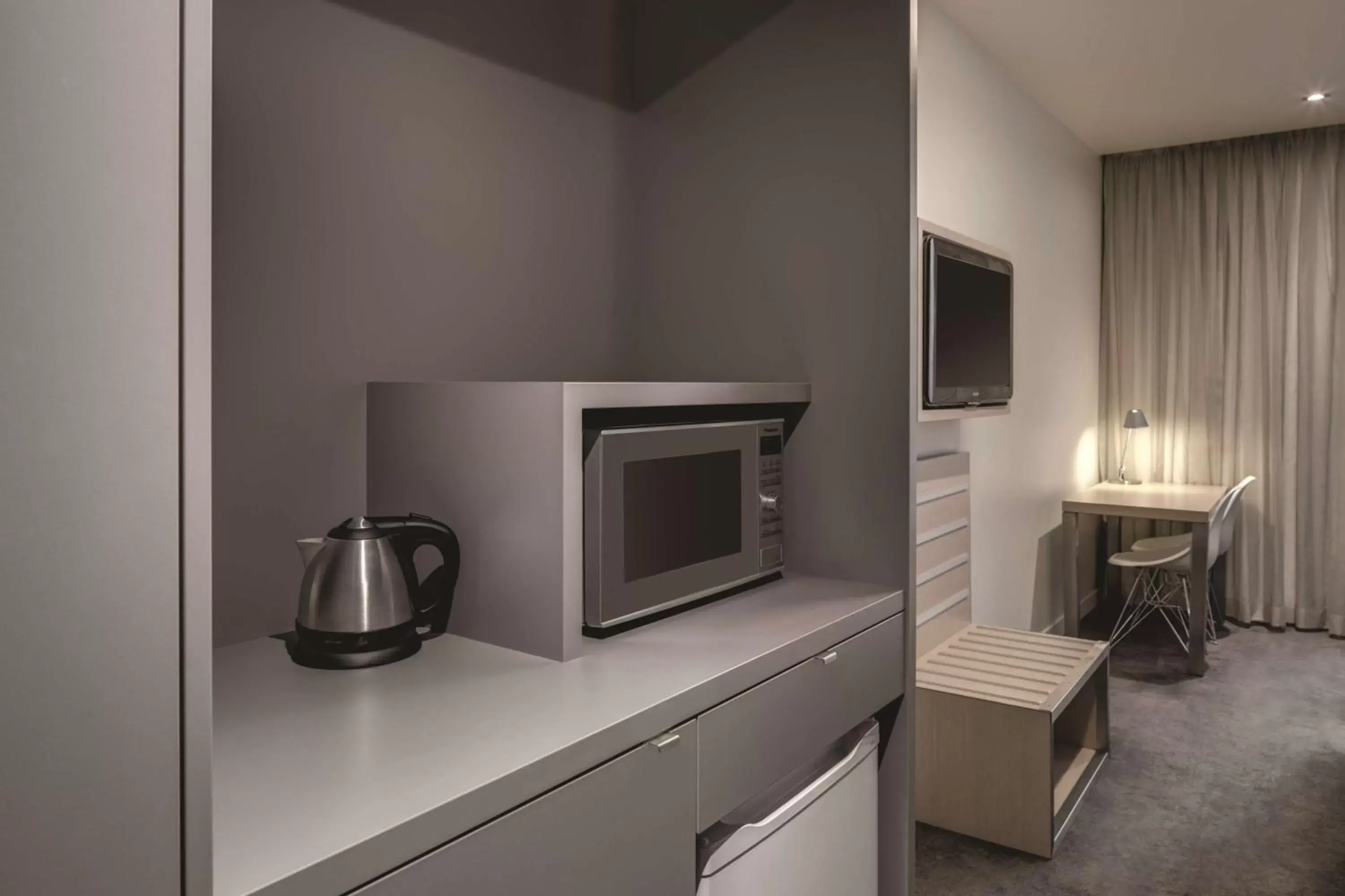 Coffee/tea facilities, TV/Entertainment Center in Travelodge Hotel Melbourne Docklands