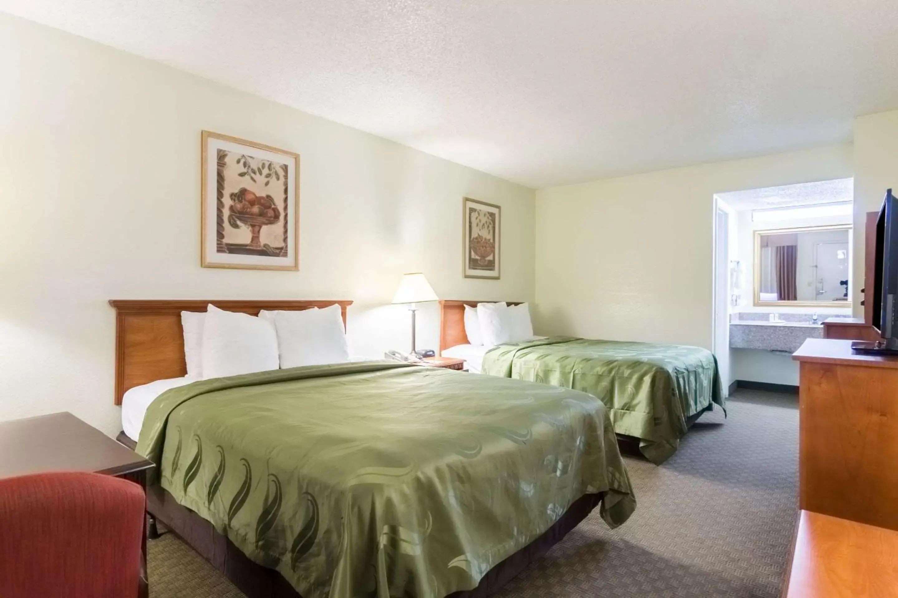 Photo of the whole room, Bed in Quality Inn and Suites Alma