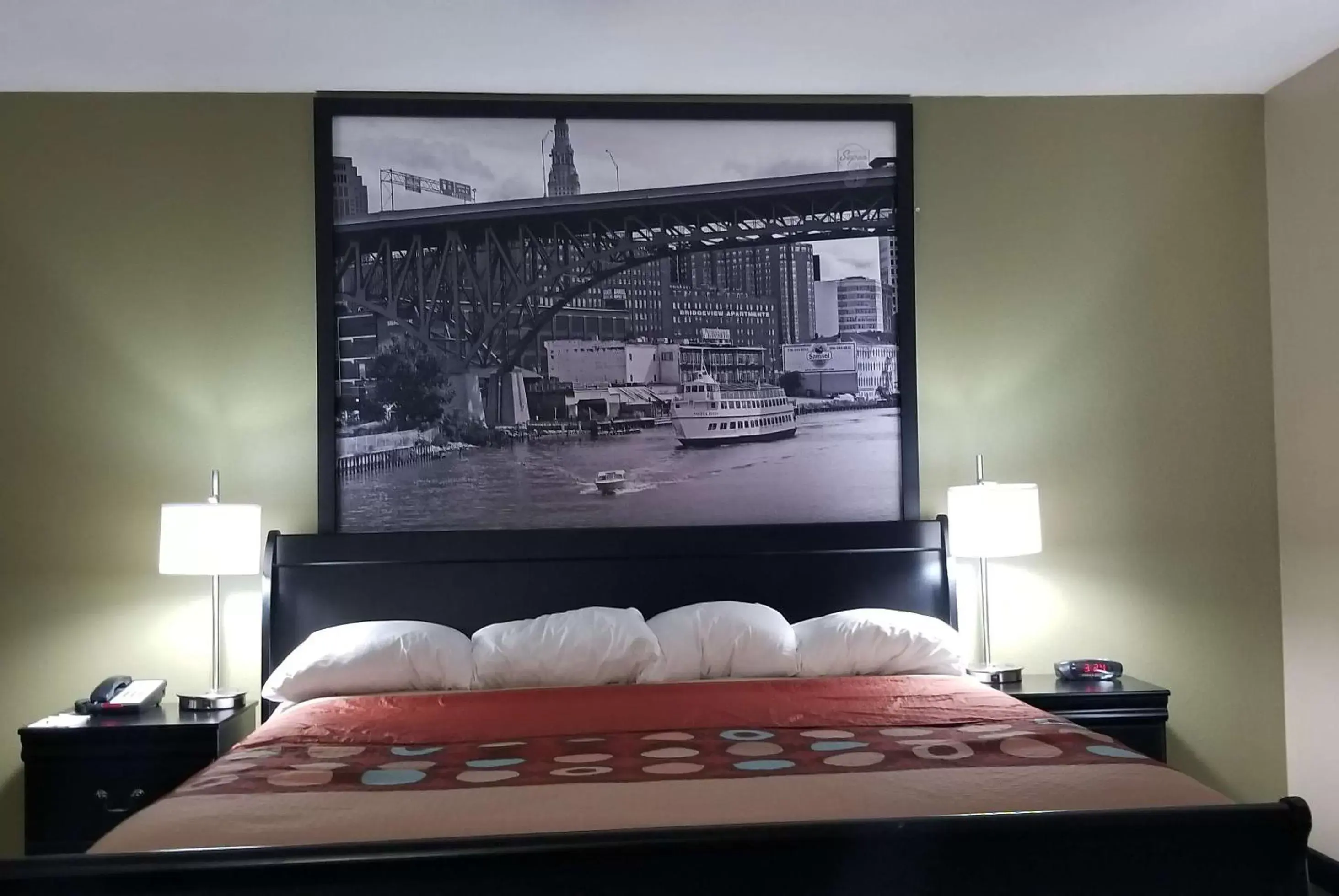 Photo of the whole room, Bed in Super 8 by Wyndham Bellefontaine