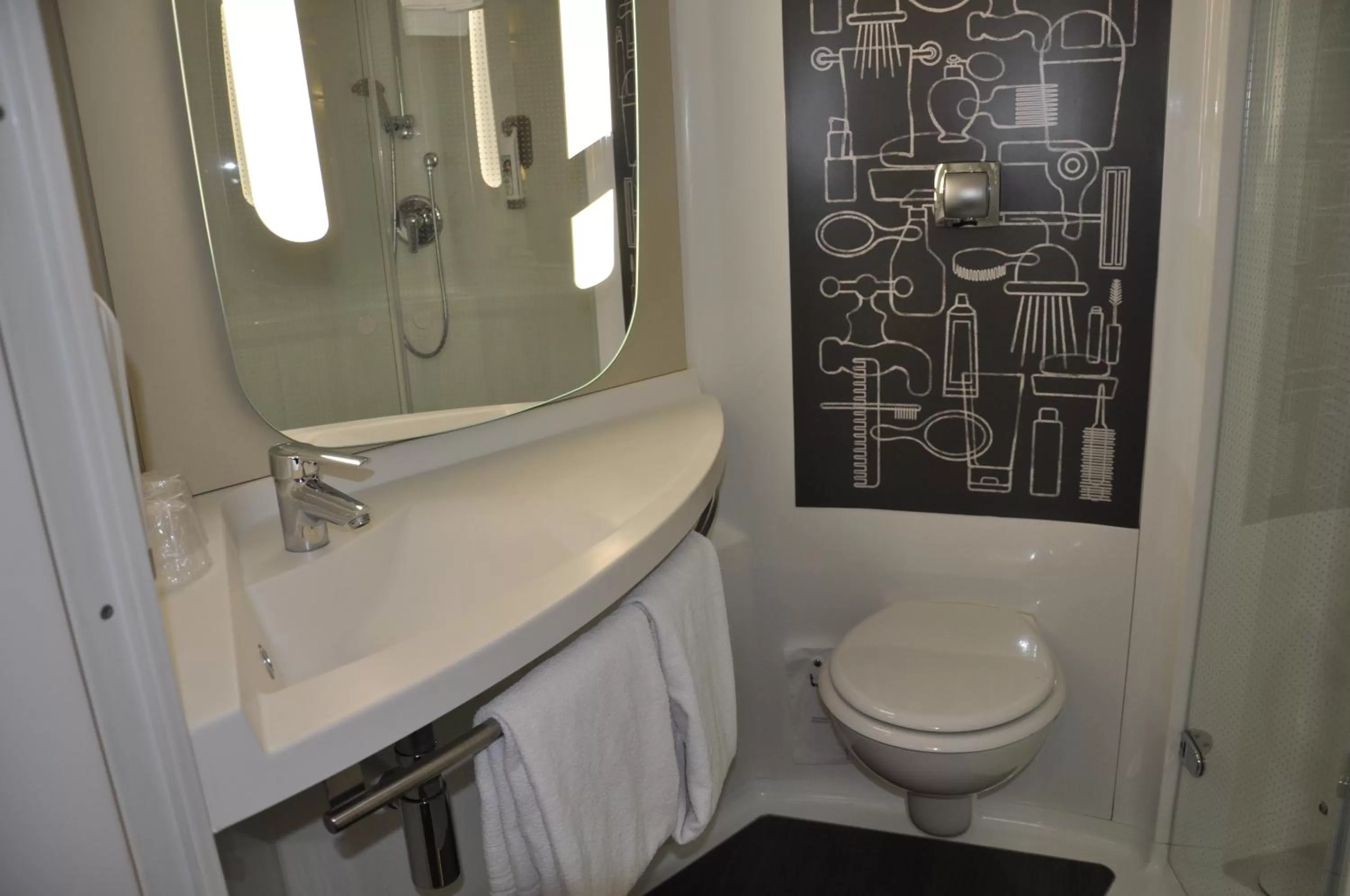 Toilet in ibis Troyes Centre