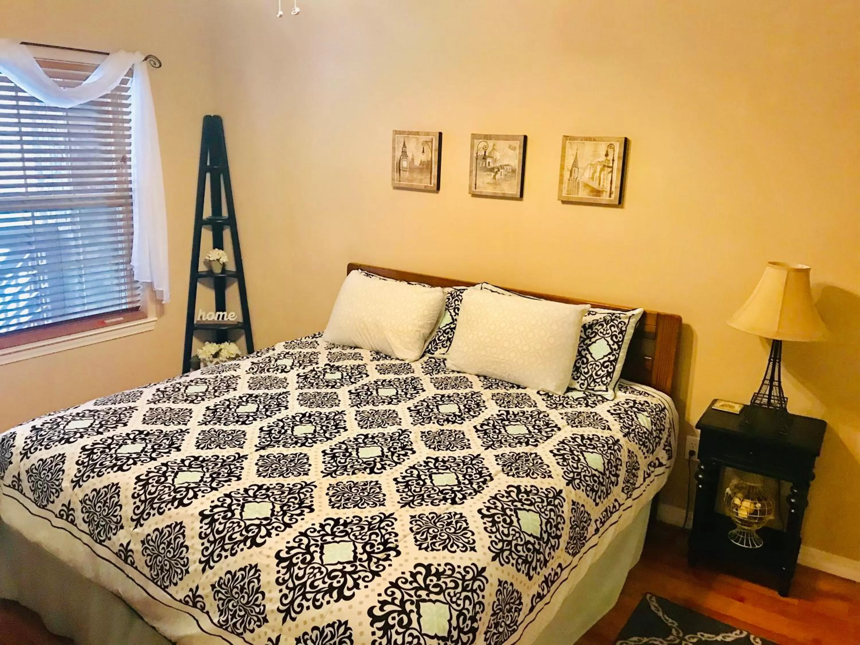 Bed in Rockwood Condos on Table Rock Lake With Boat Slips