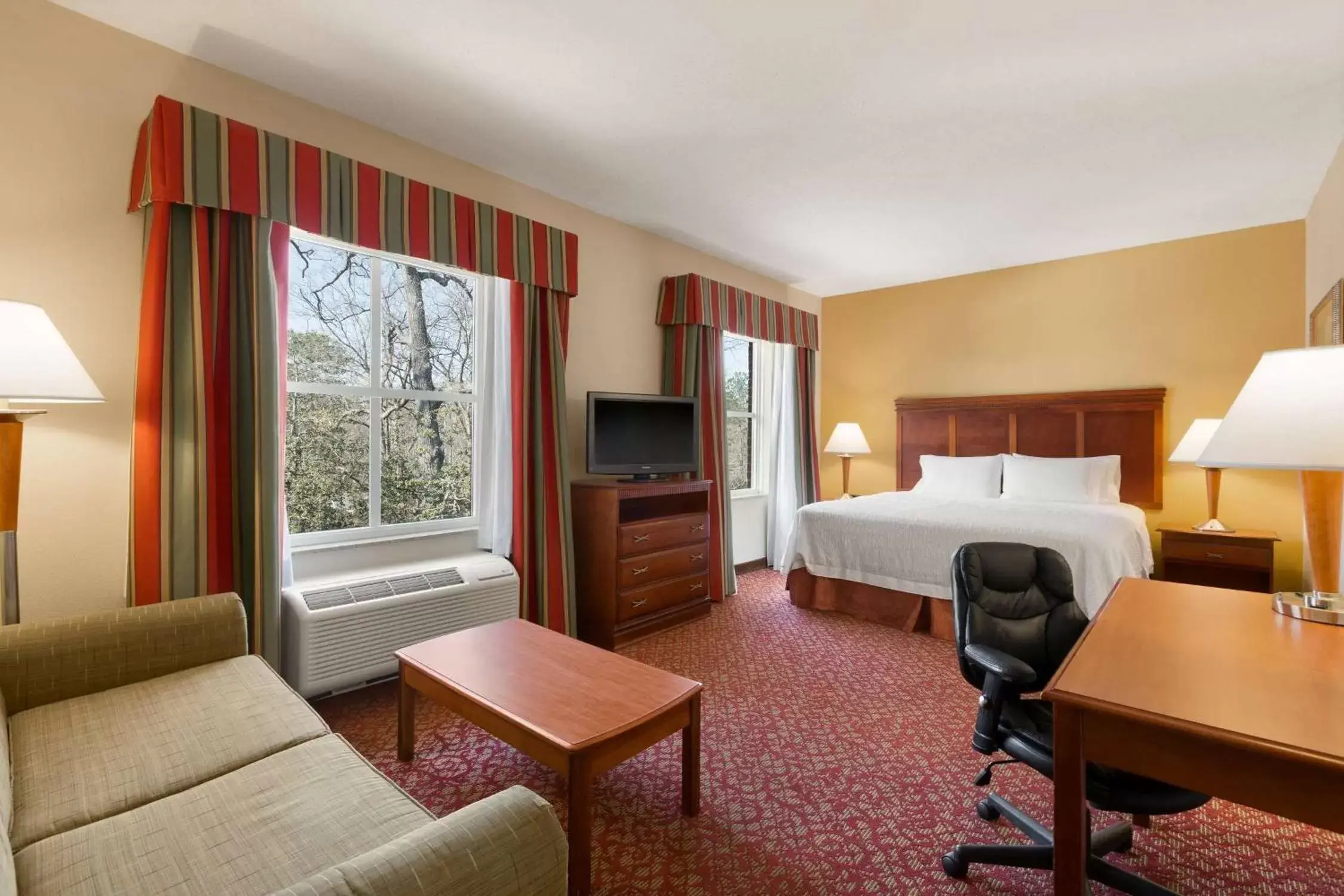 Bed in Hampton Inn & Suites Williamsburg Historic District