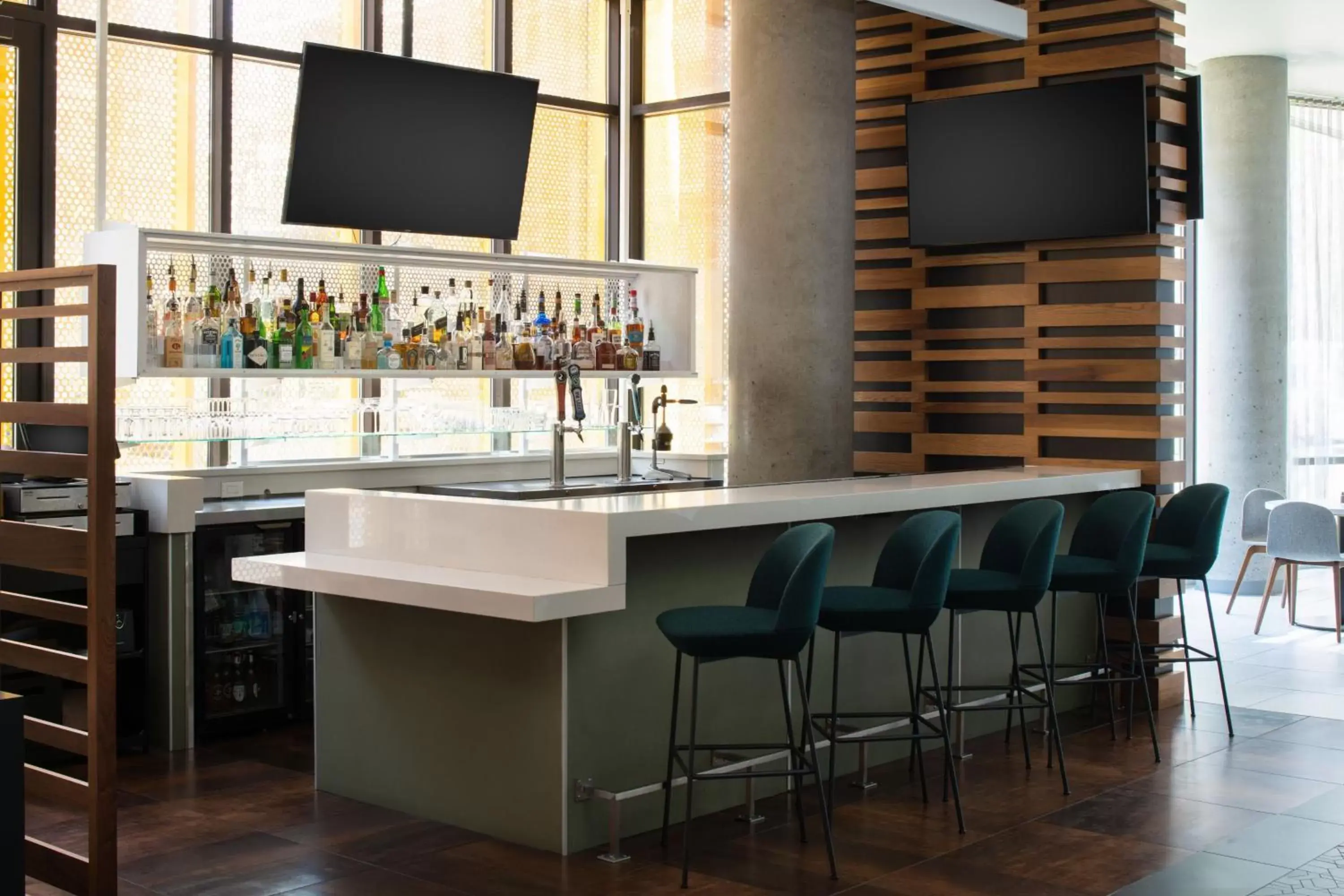 Restaurant/places to eat, TV/Entertainment Center in Residence Inn by Marriott Portland Downtown/Pearl District