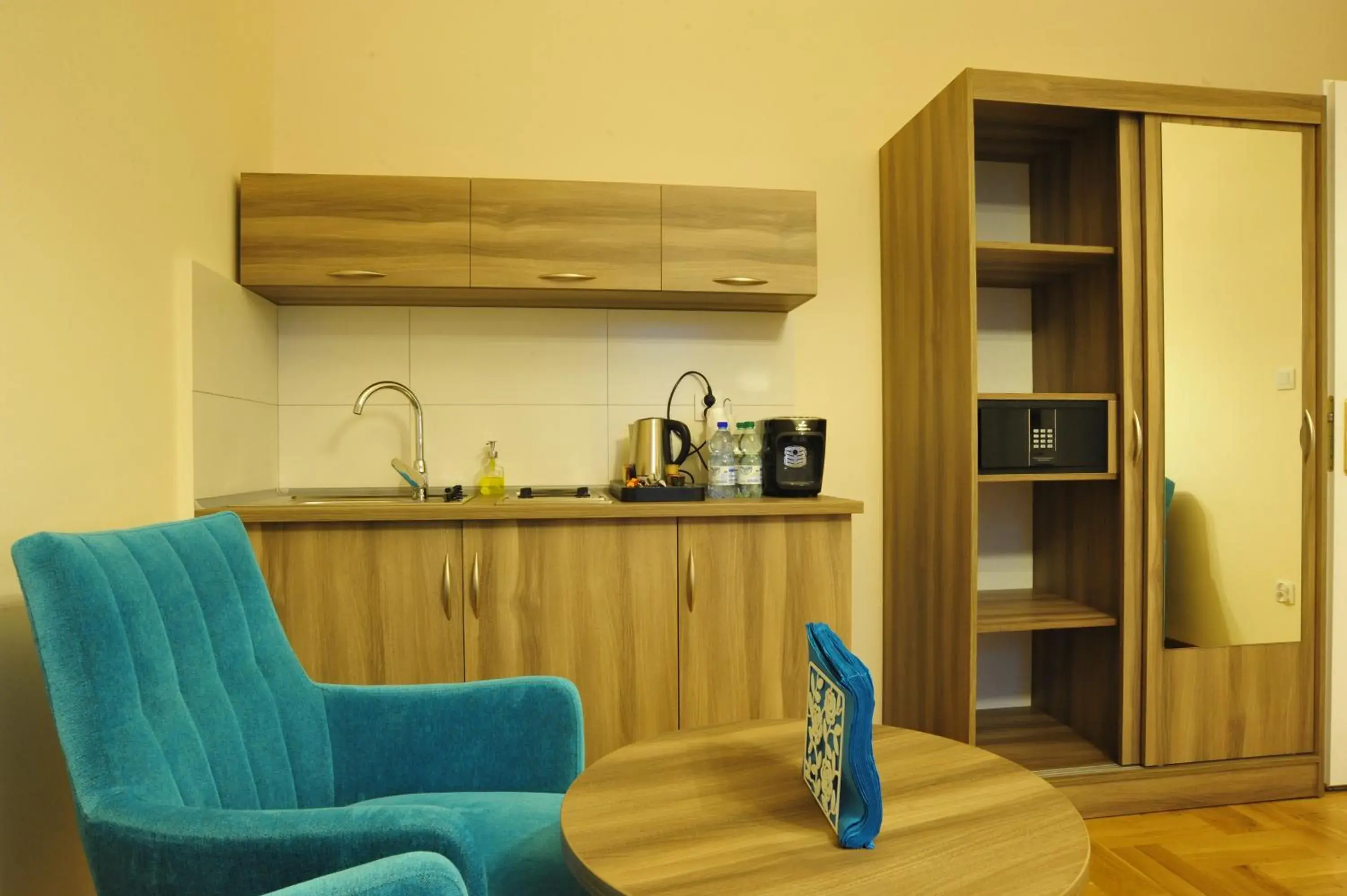 Coffee/tea facilities, Kitchen/Kitchenette in Kosmopolita Rooms & Apartments