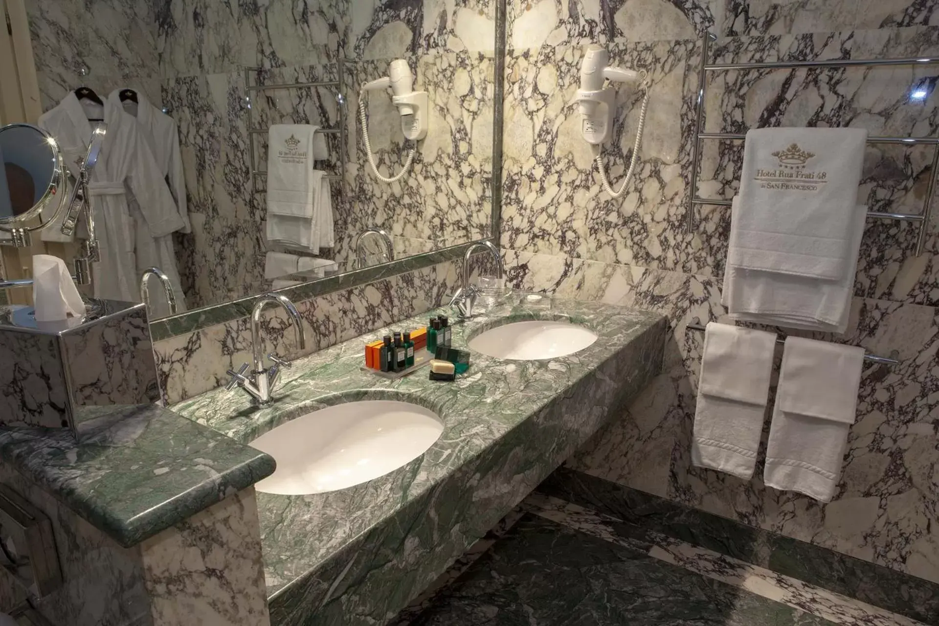 Bathroom in Hotel Rua Frati 48 in San Francesco Bathroom in Hotel Rua Frati 48 in San Francesco