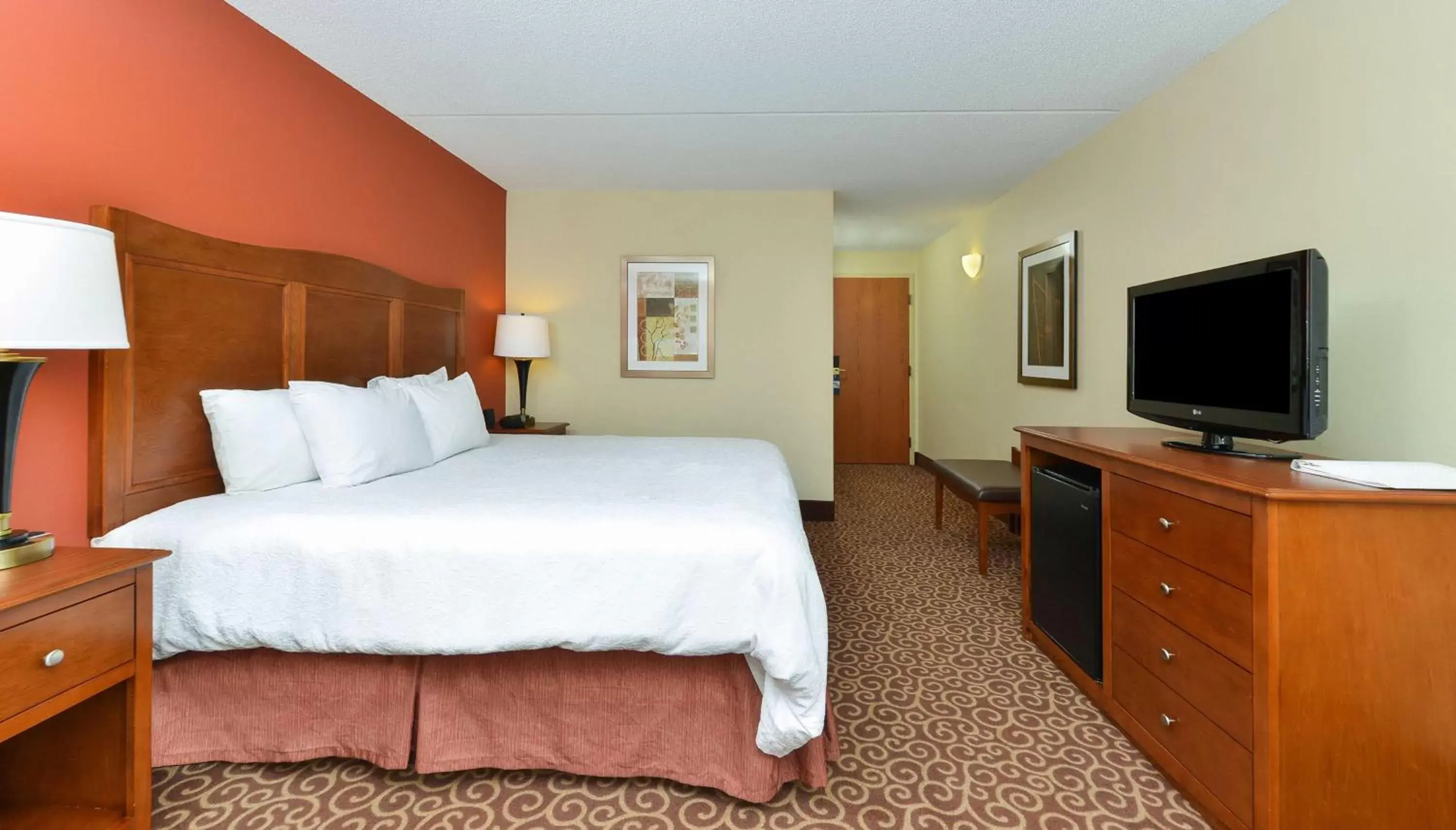 Bedroom, Bed in Hampton Inn Chicago-Carol Stream