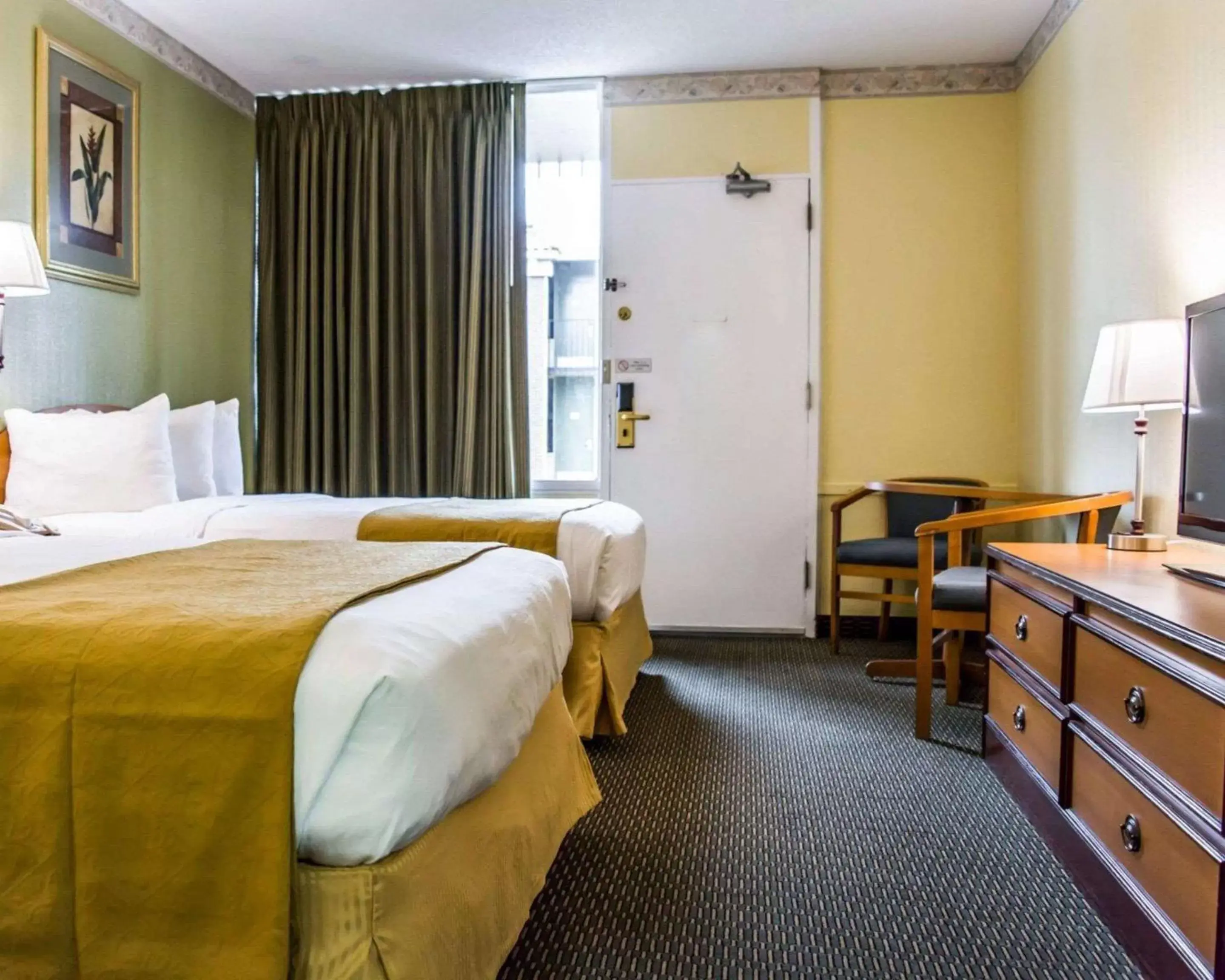 Photo of the whole room, Bed in Quality Inn Airport - Cruise Port