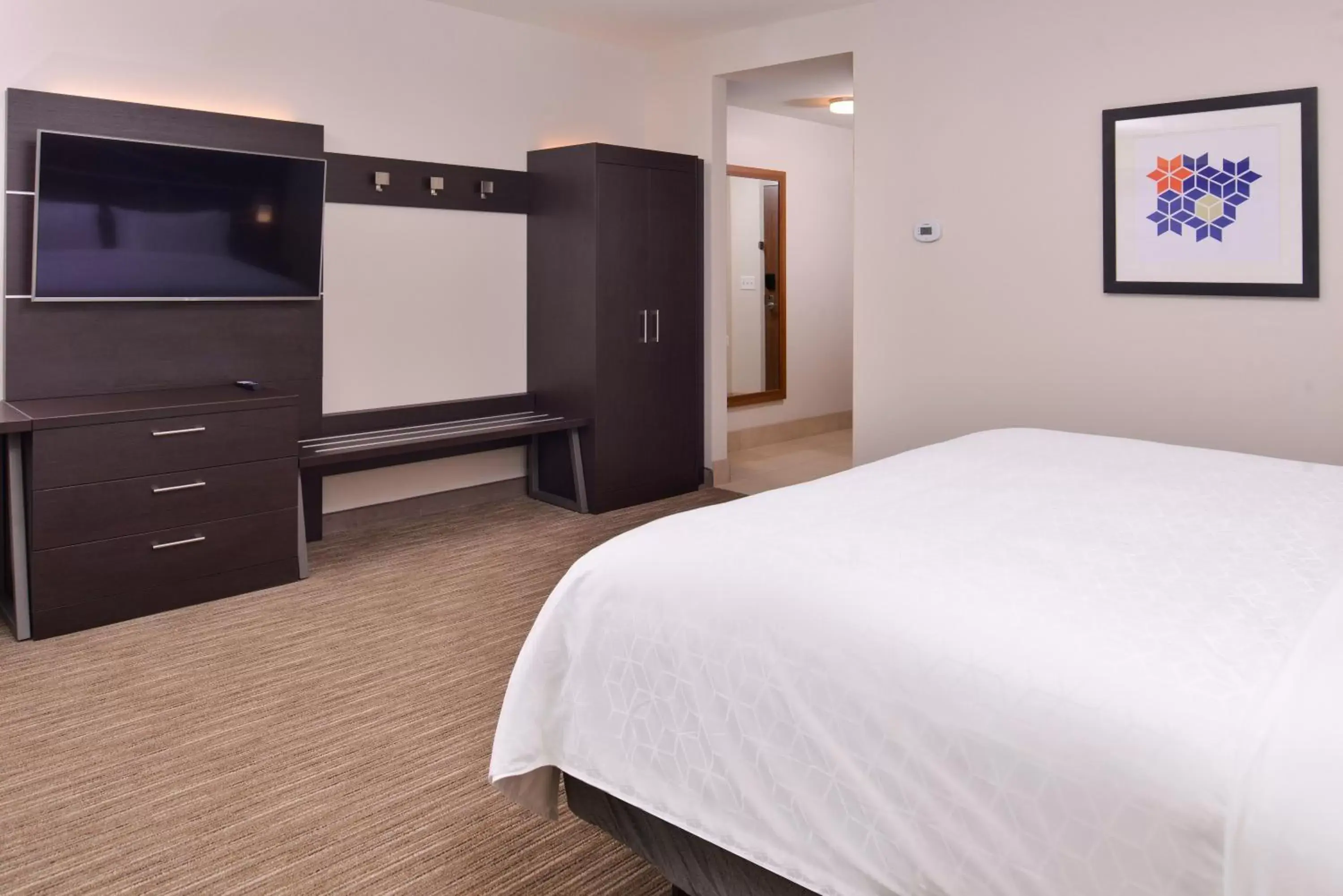 Photo of the whole room, Bed in Holiday Inn Express & Suites - Mall of America - MSP Airport, an IHG Hotel