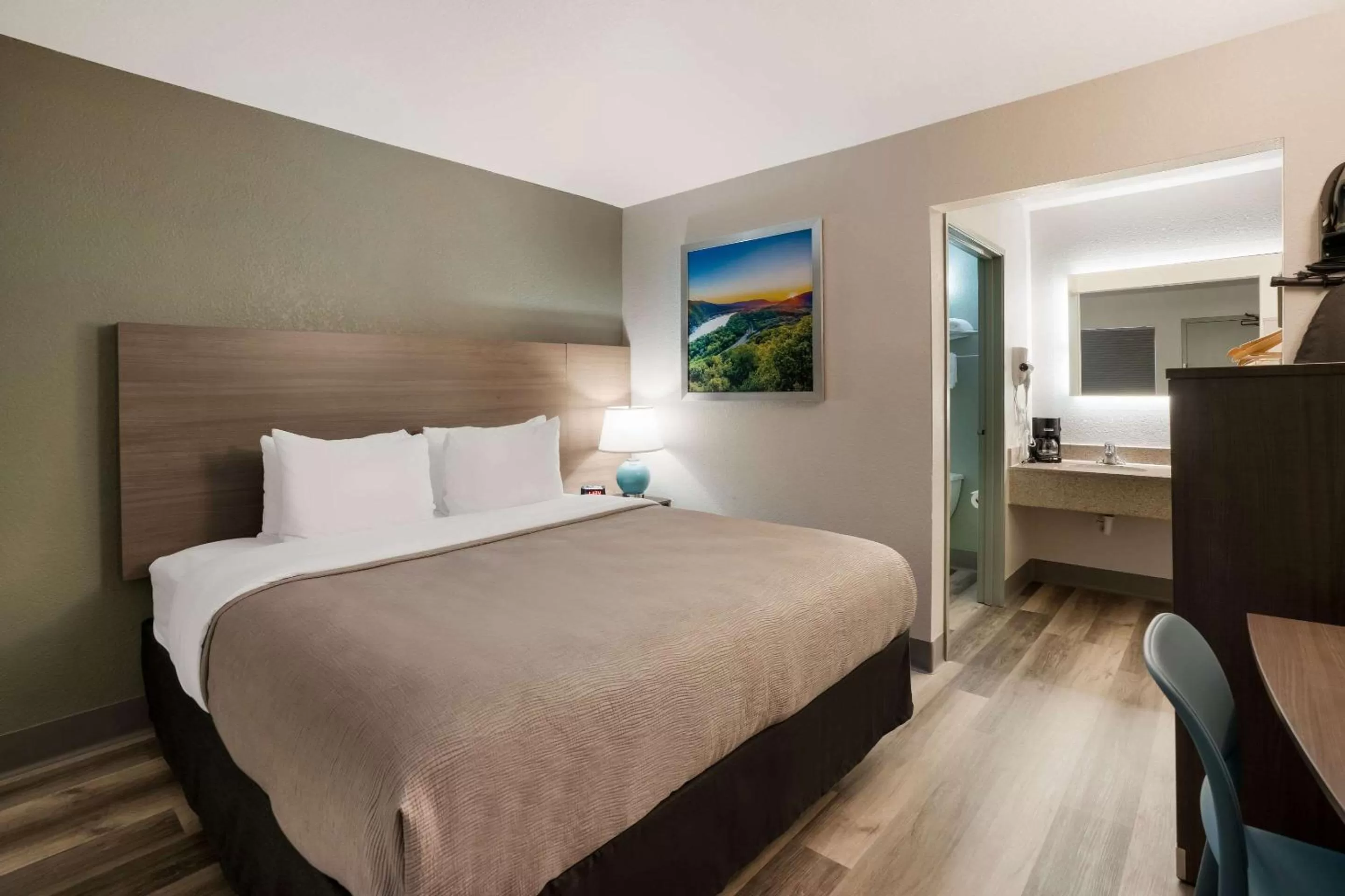 Bedroom in Quality Inn Elk Grove-Sacramento