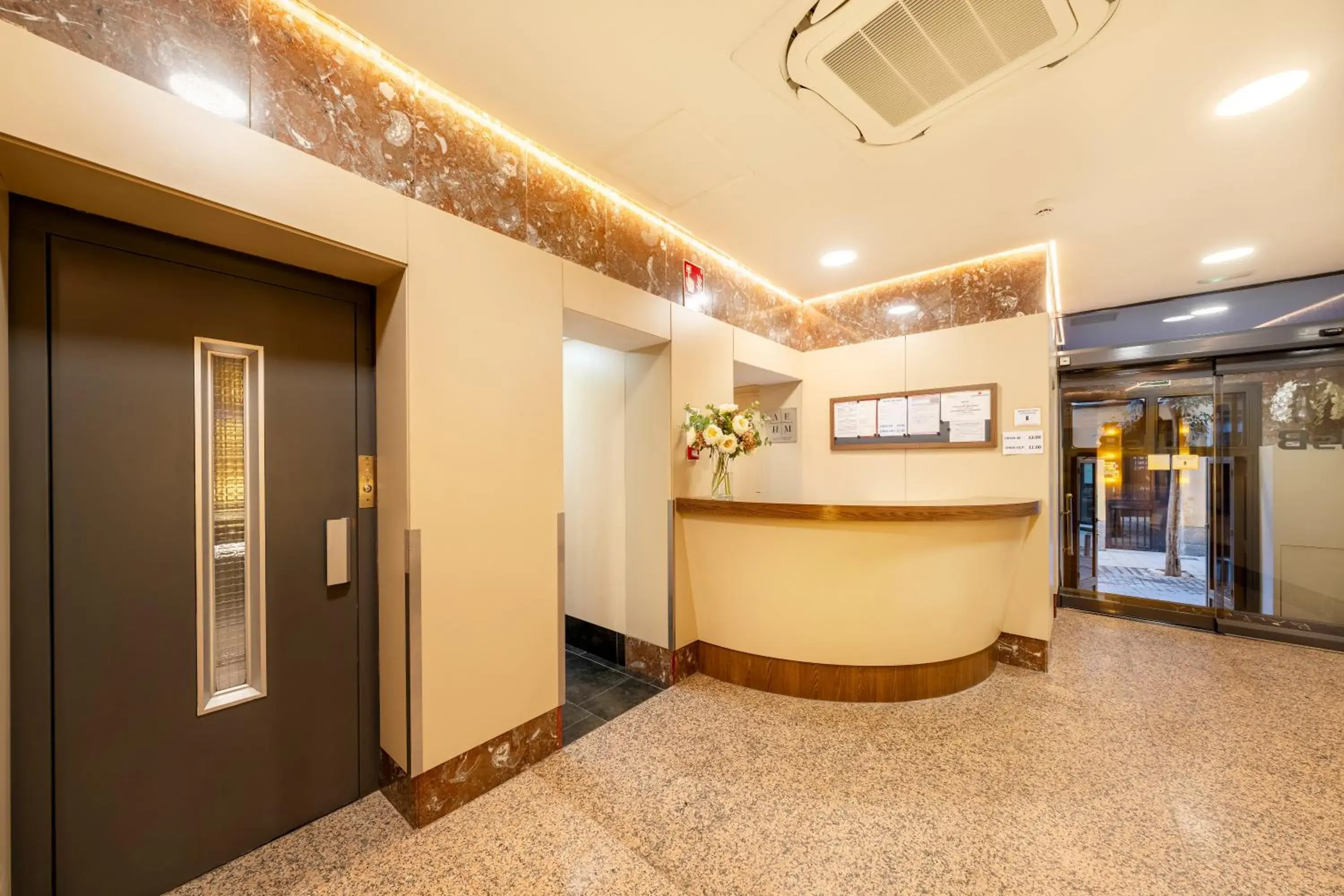 elevator, Lobby/Reception in Hostal Ballesta