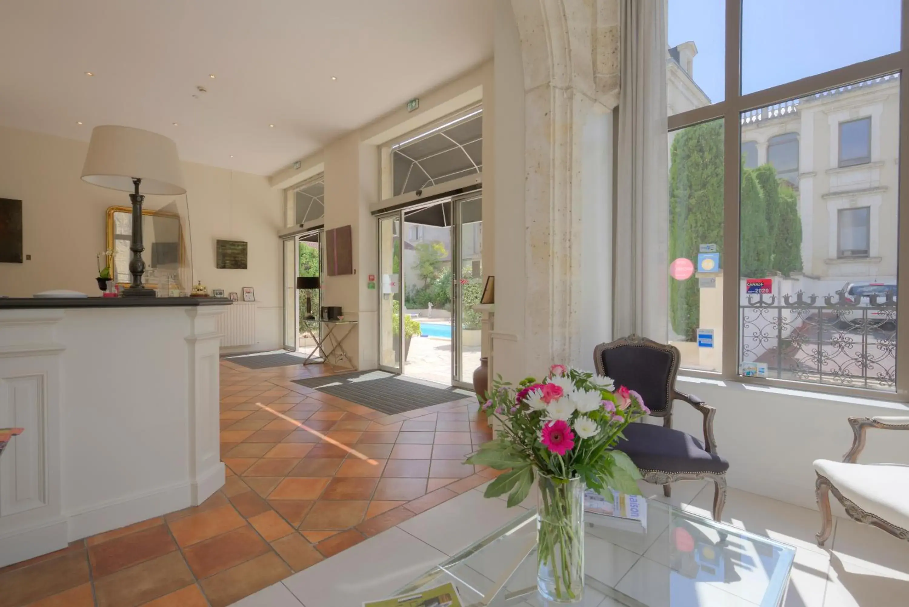 Lobby or reception in Best Western Le Renoir