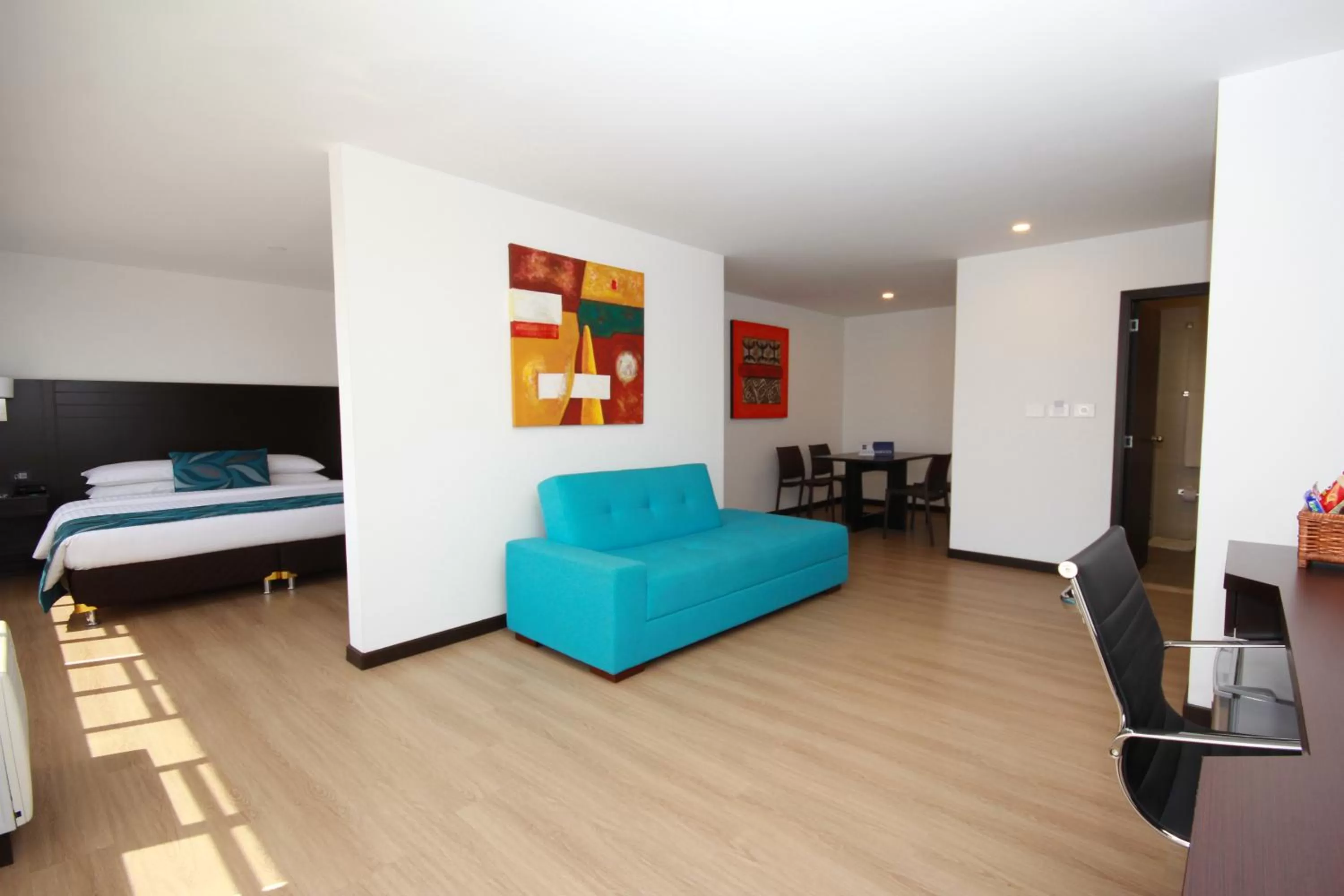 Living room, Bed in Hotel Dann Cali