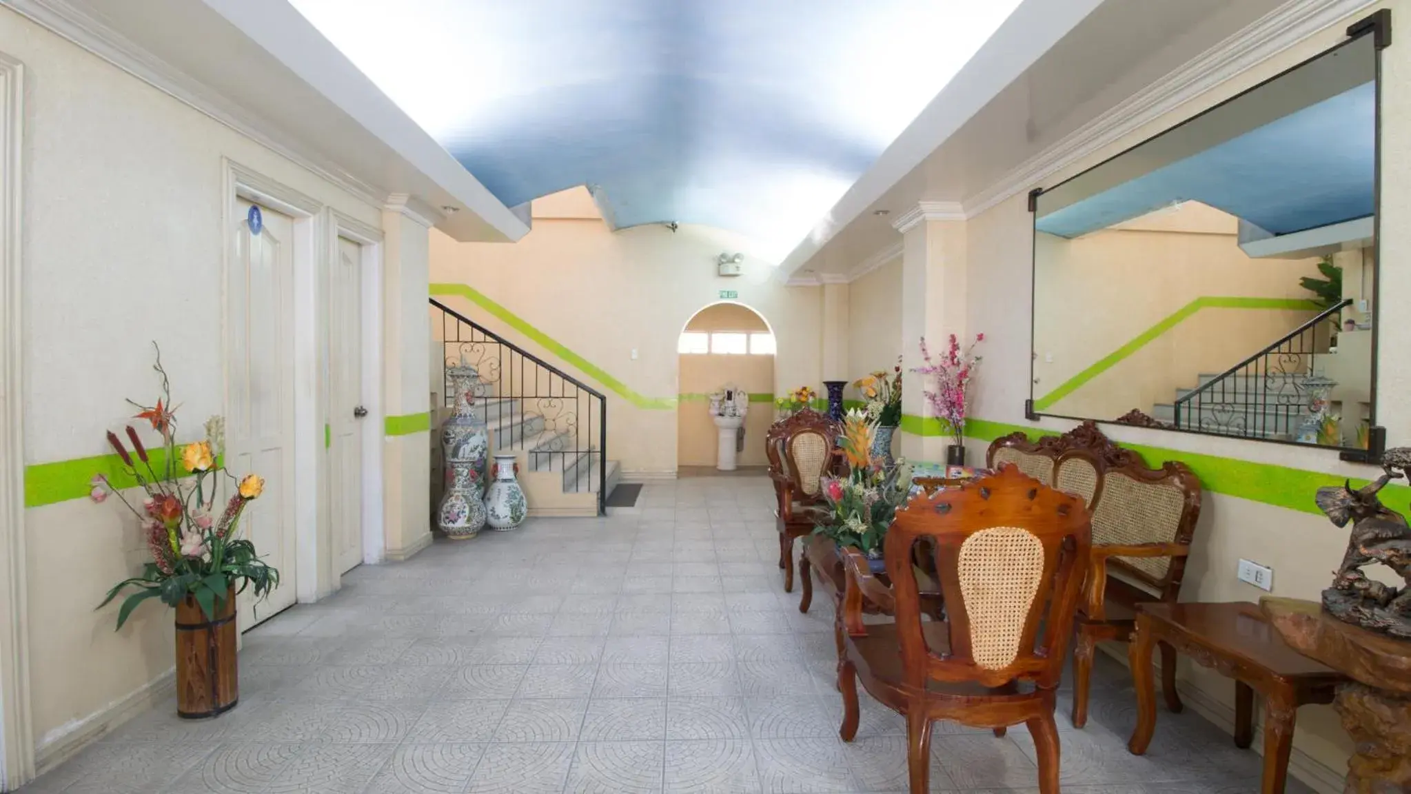 Lobby or reception, Restaurant/Places to Eat in RedDoorz Praferosa Resort Hotel Calamba