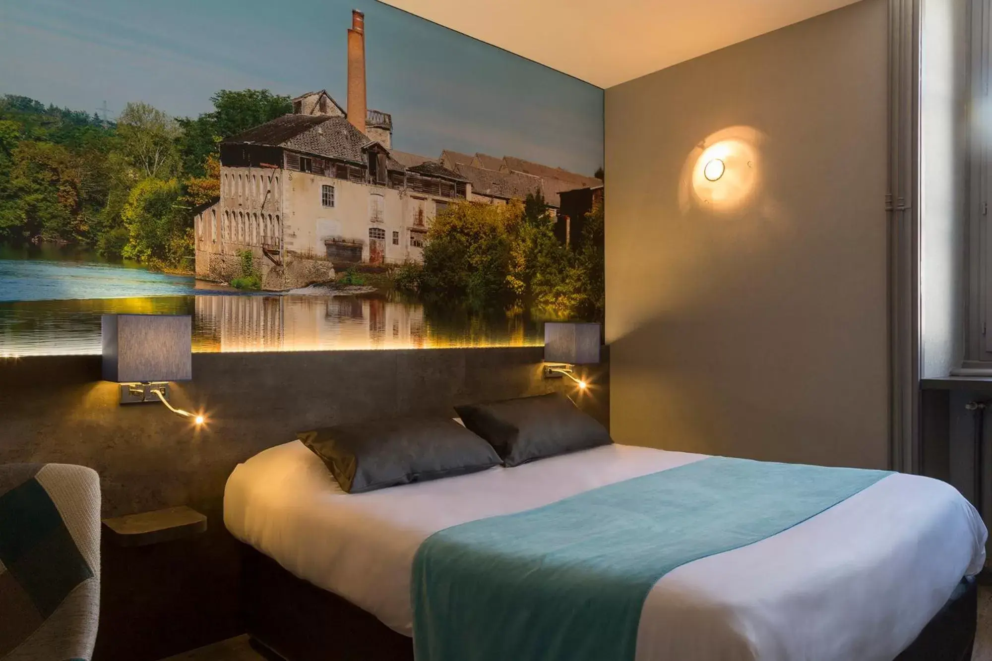 Bedroom, Bed in The Originals City, Hôtel Le Boeuf Rouge, Limoges (Inter-Hotel)