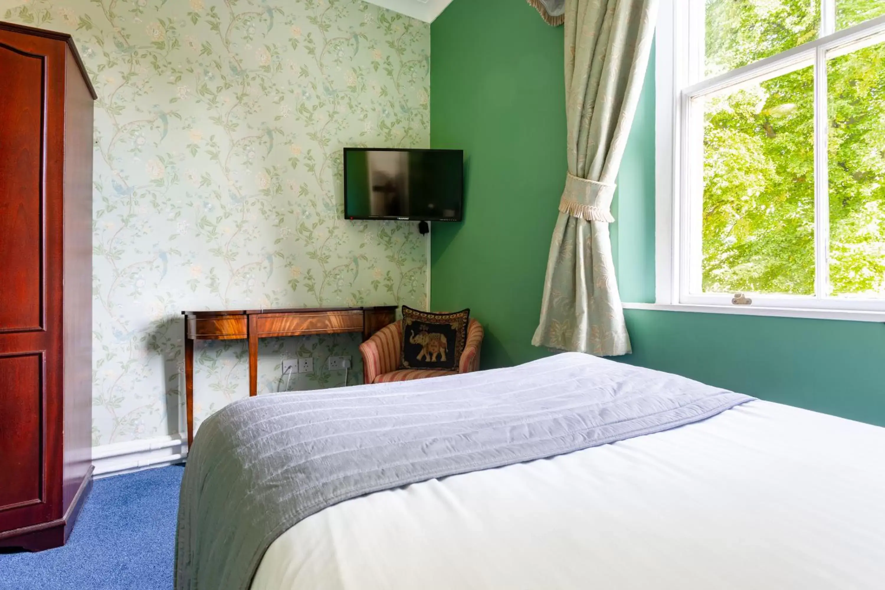 Bedroom, Bed in Woodland Manor Hotel