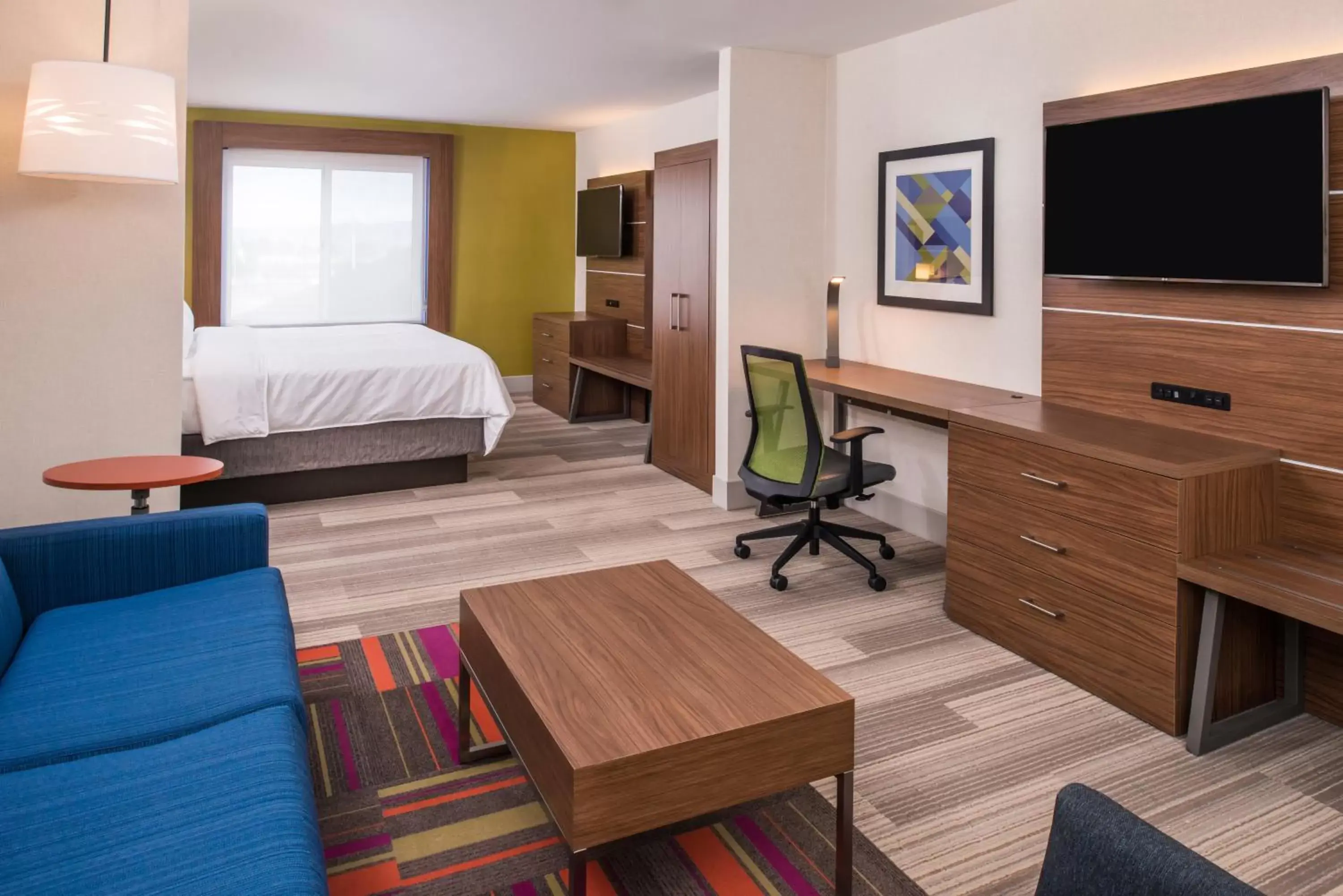 Photo of the whole room, TV/Entertainment Center in Holiday Inn Express Sierra Vista, an IHG Hotel