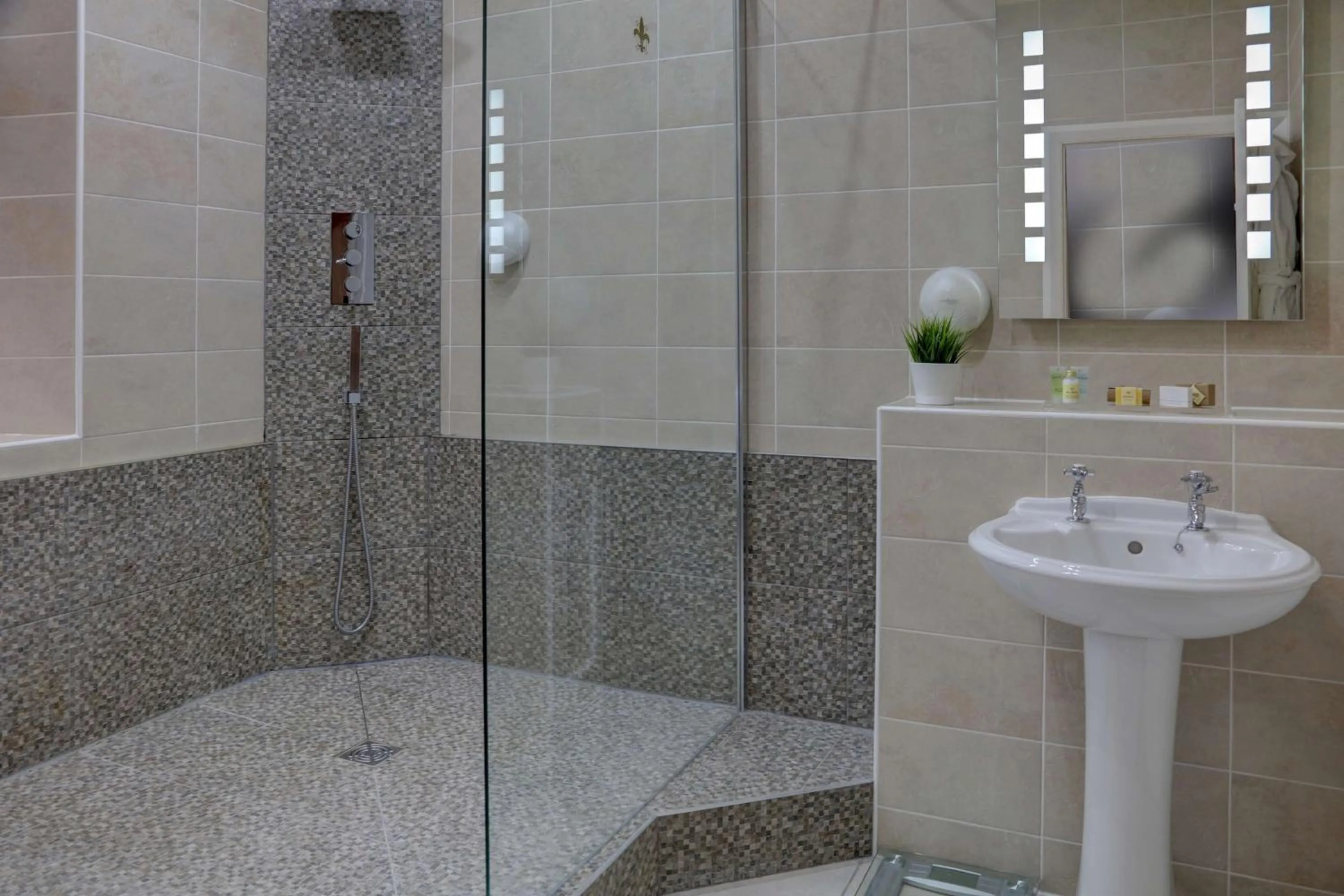 Bathroom in Rogerthorpe Manor Hotel