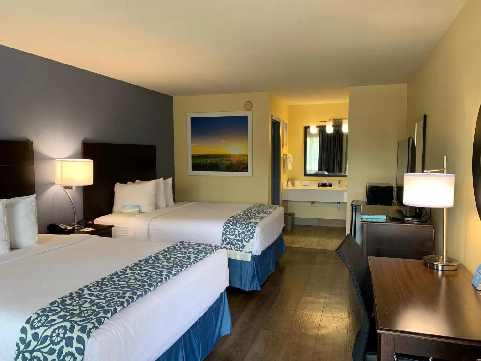 Double Room with Two Double Beds - Smoking in SureStay Plus by Best Western Beaumont