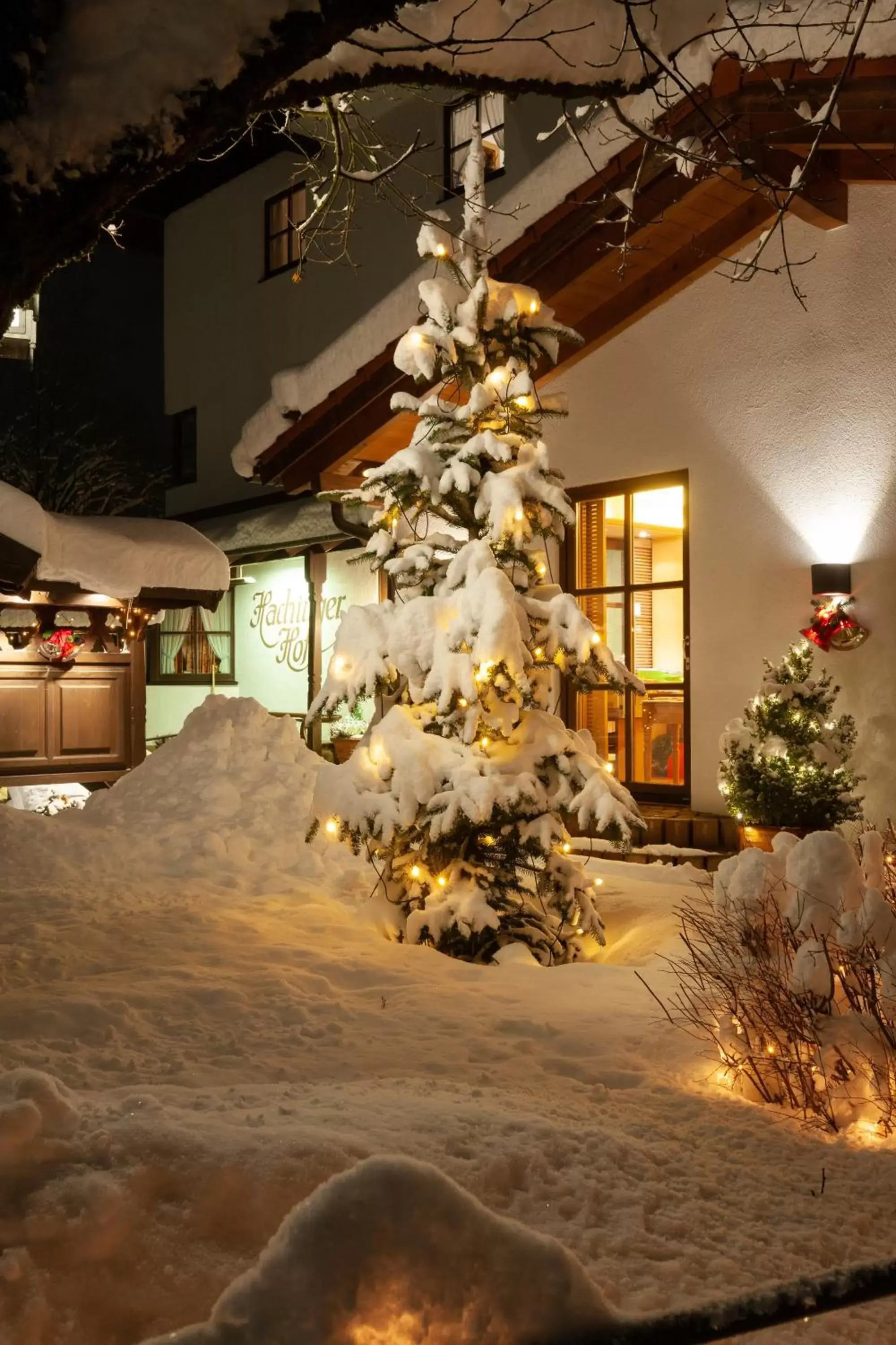 Facade/entrance, Winter in Hotel Hachinger Hof