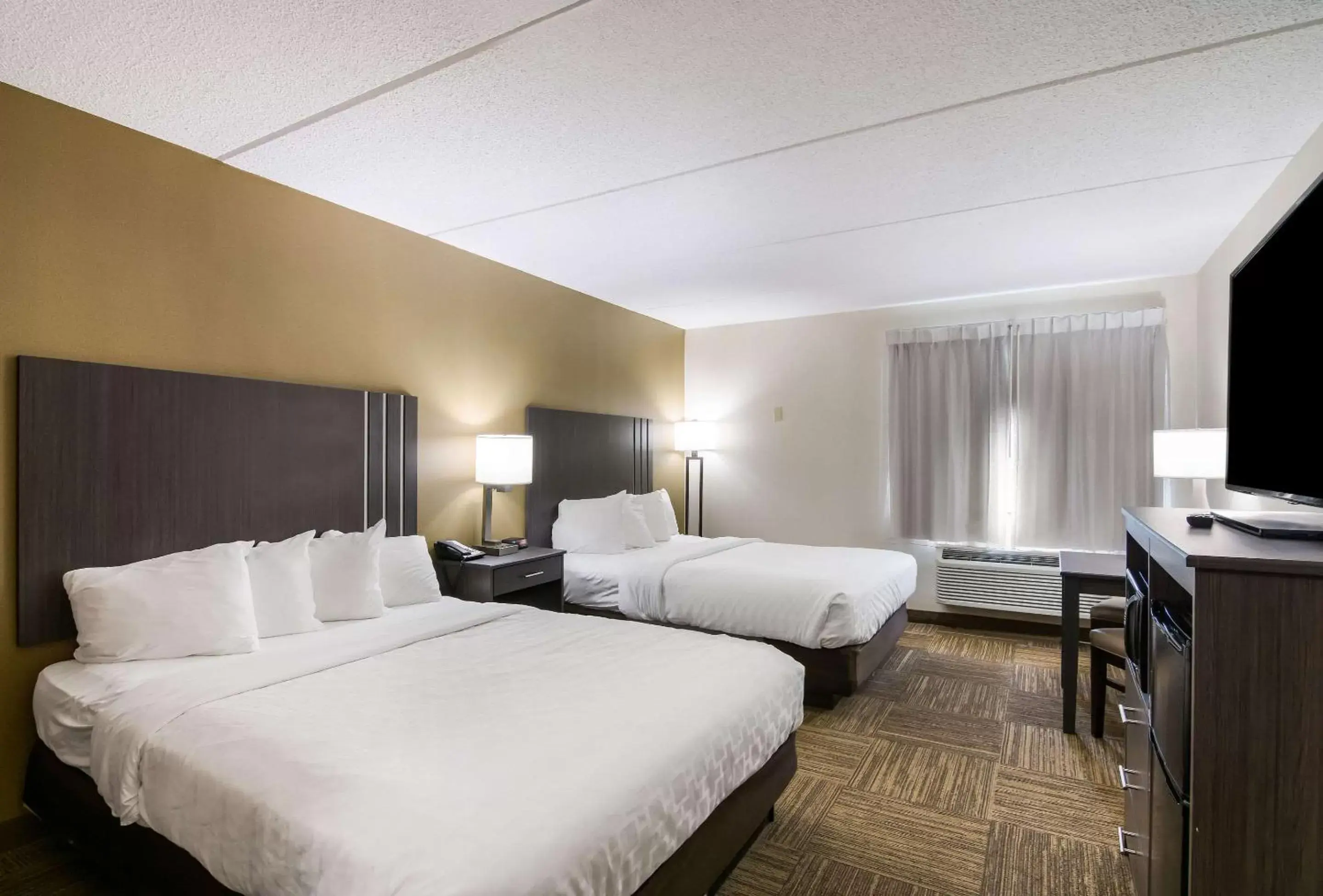 Photo of the whole room, Bed in Clarion Pointe Jamestown - Falconer Photo of the whole room, Bed in Clarion Pointe Jamestown - Falconer