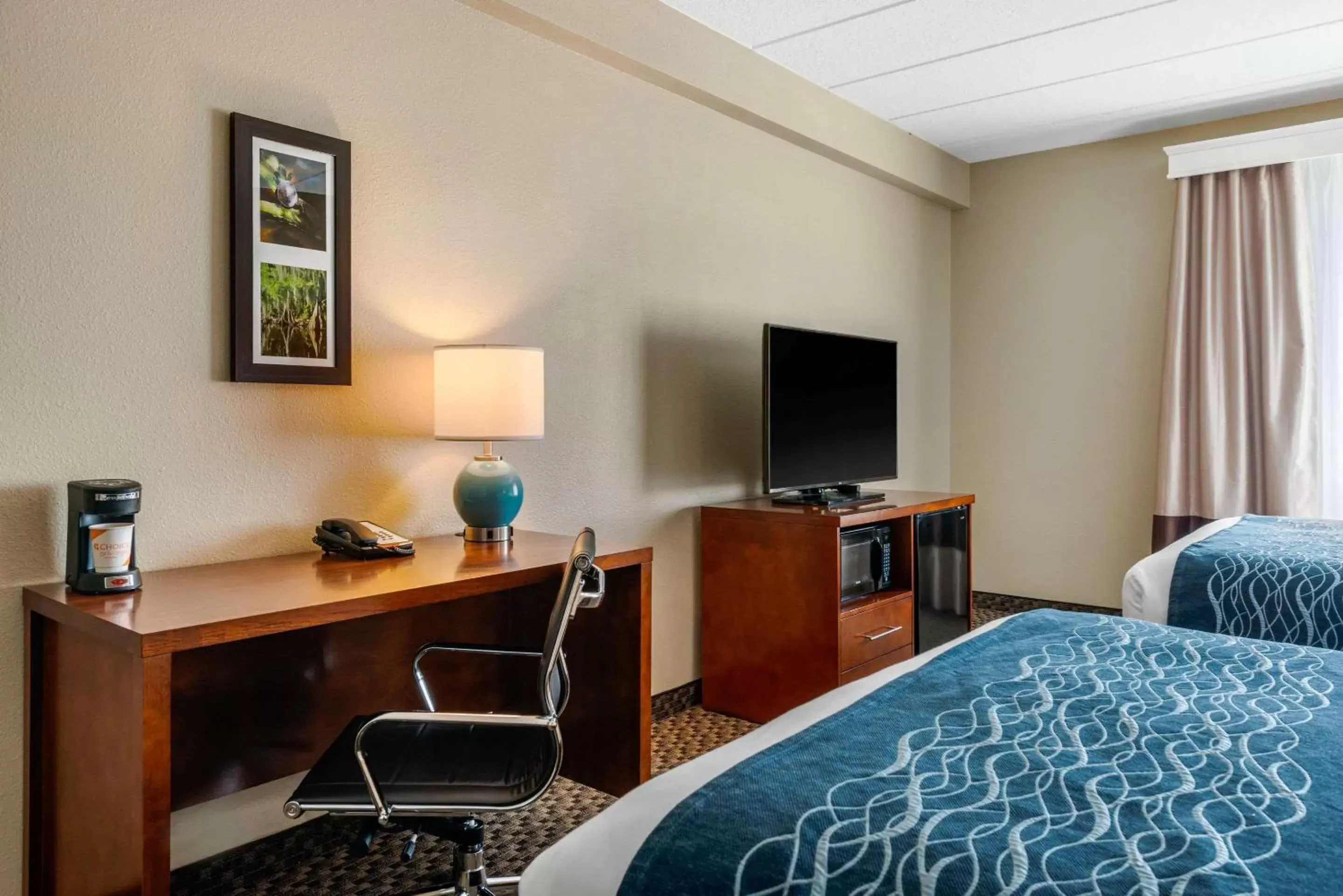 Photo of the whole room, TV/Entertainment Center in Comfort Inn & Suites Wildwood – The Villages