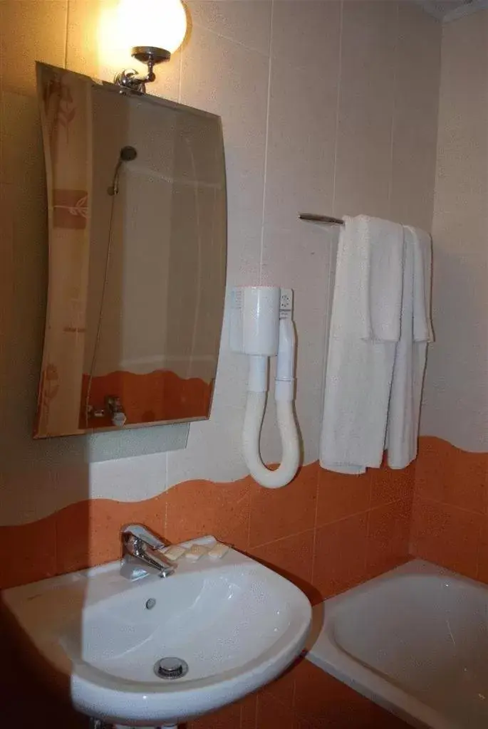 Bathroom in Italia Hotel