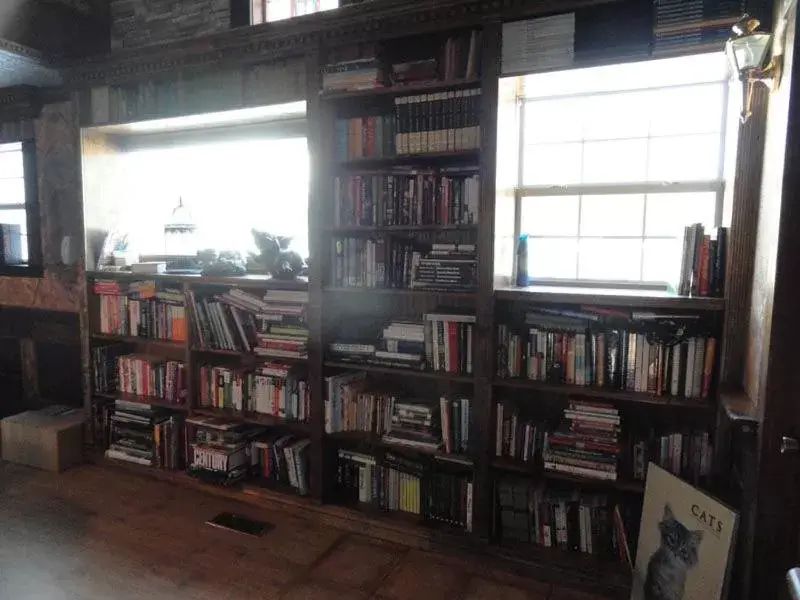 Library in Book Nook Inn