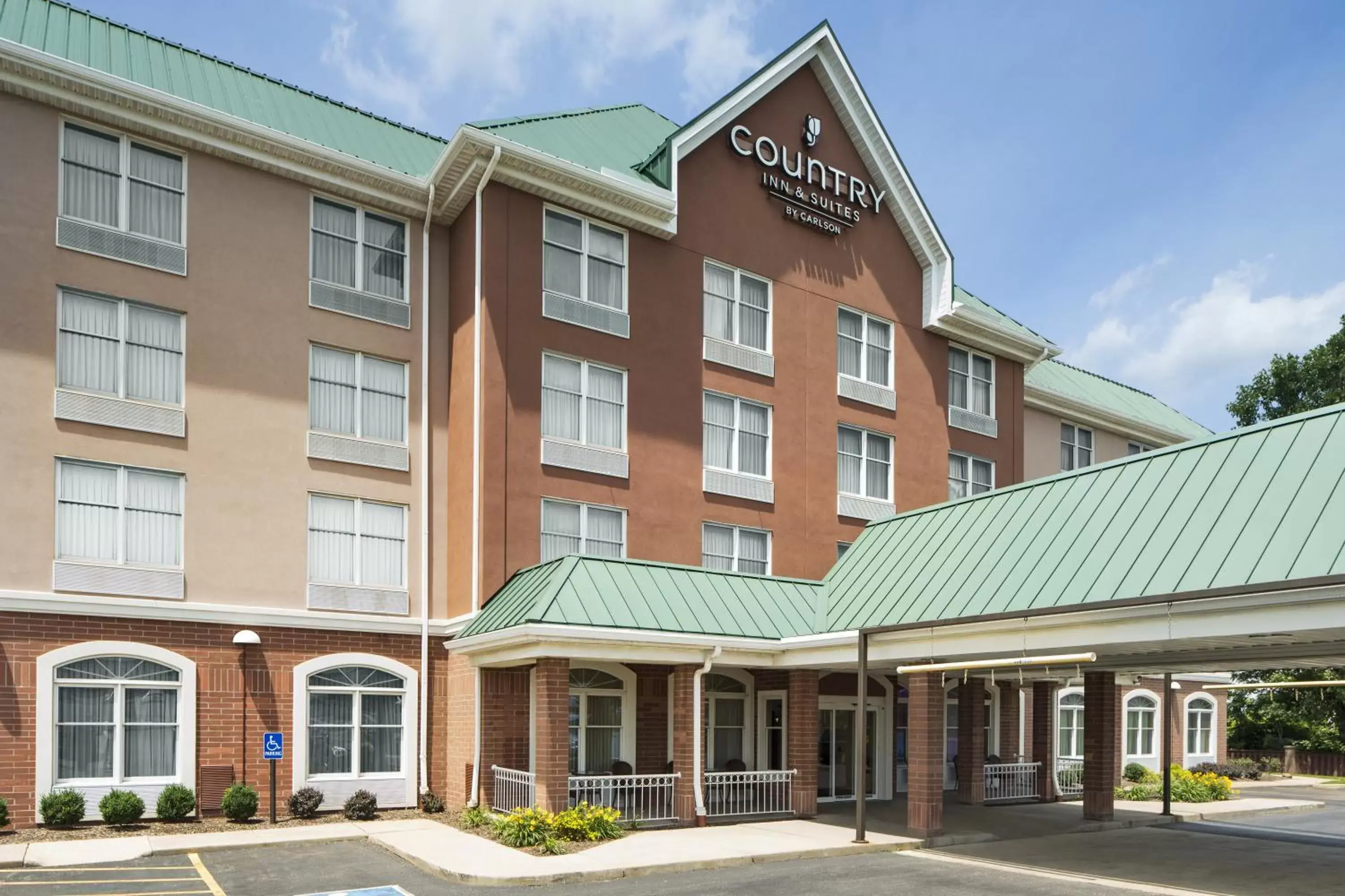 Facade/entrance, Property Building in Country Inn & Suites by Radisson, Cuyahoga Falls, OH