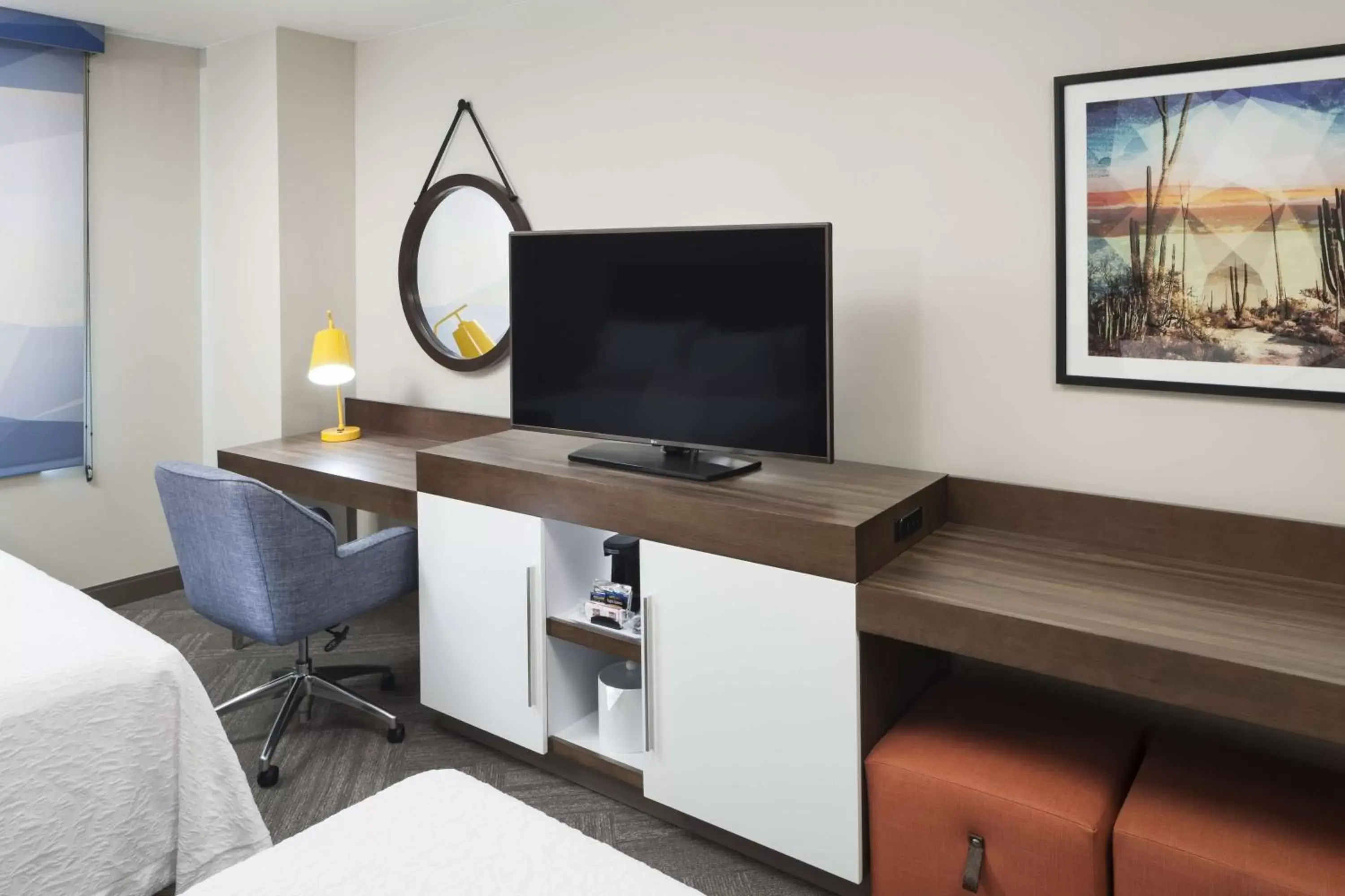 Bedroom, TV/Entertainment Center in Hampton Inn & Suites Phoenix Downtown