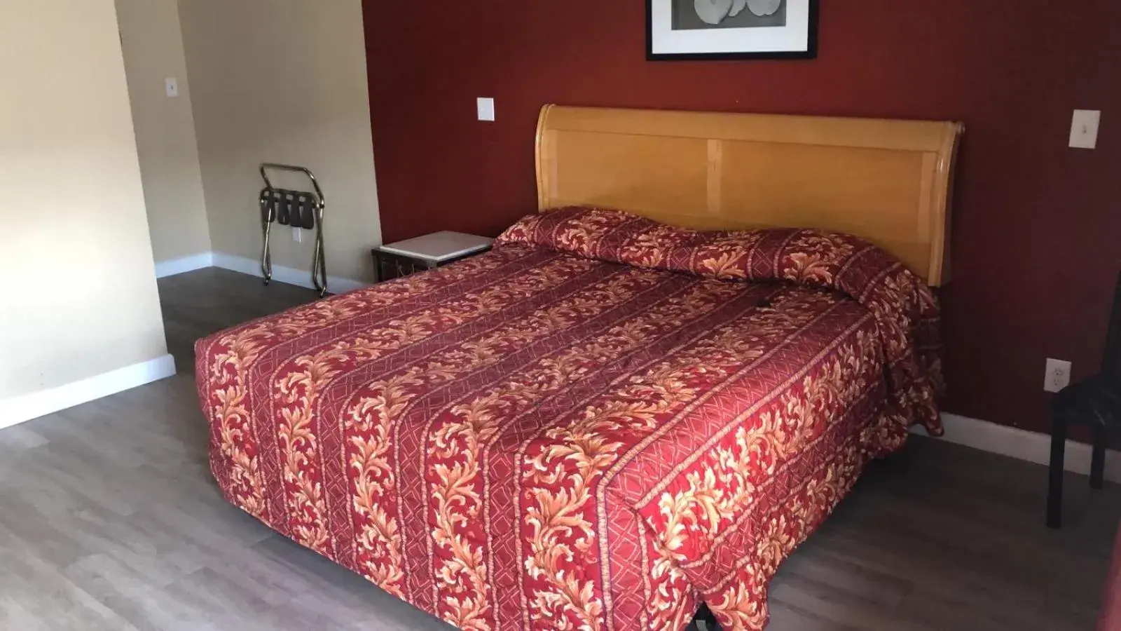 Bed in Aqua Inn Motel