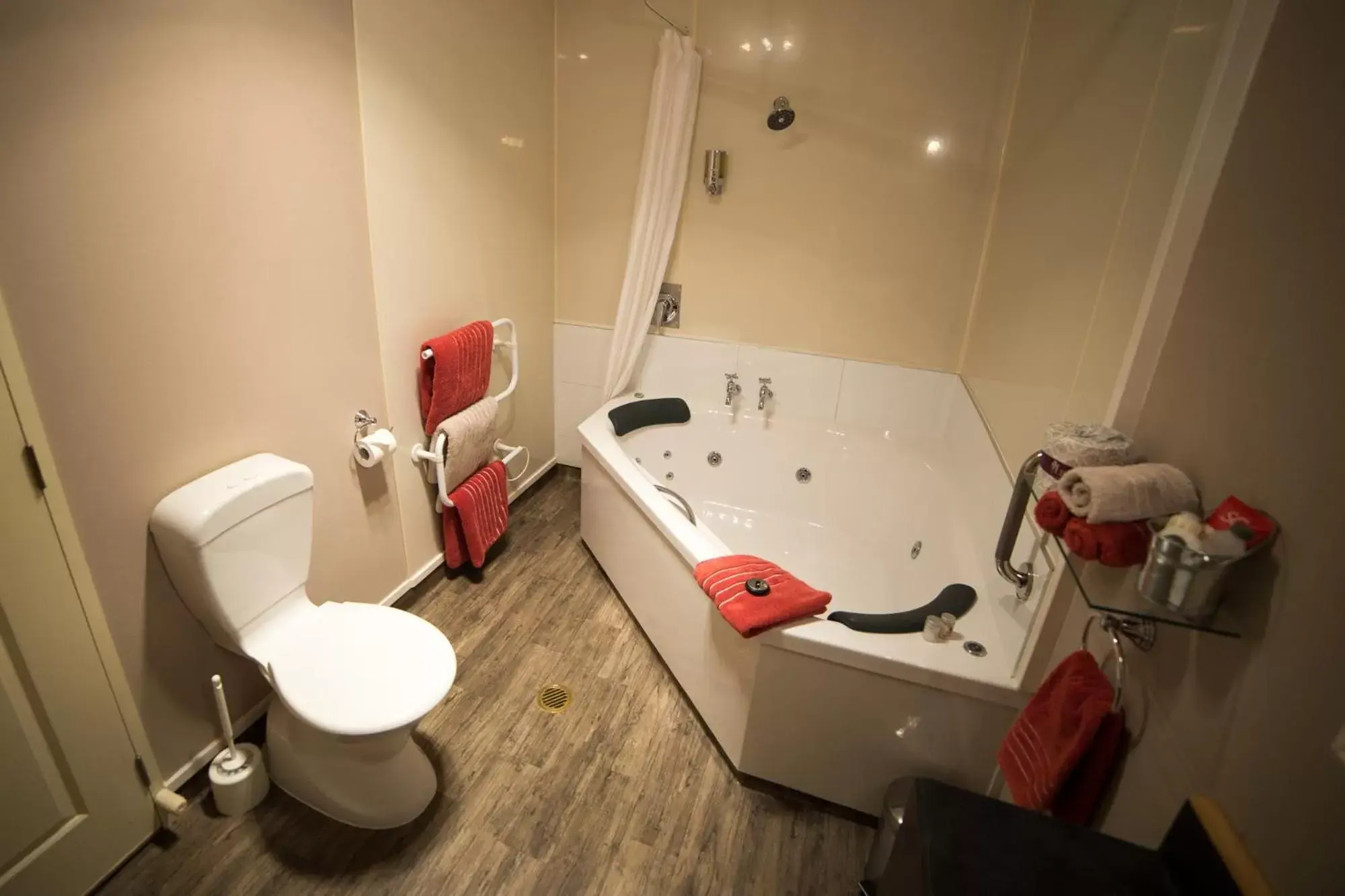 Bathroom in Lakefront Lodge