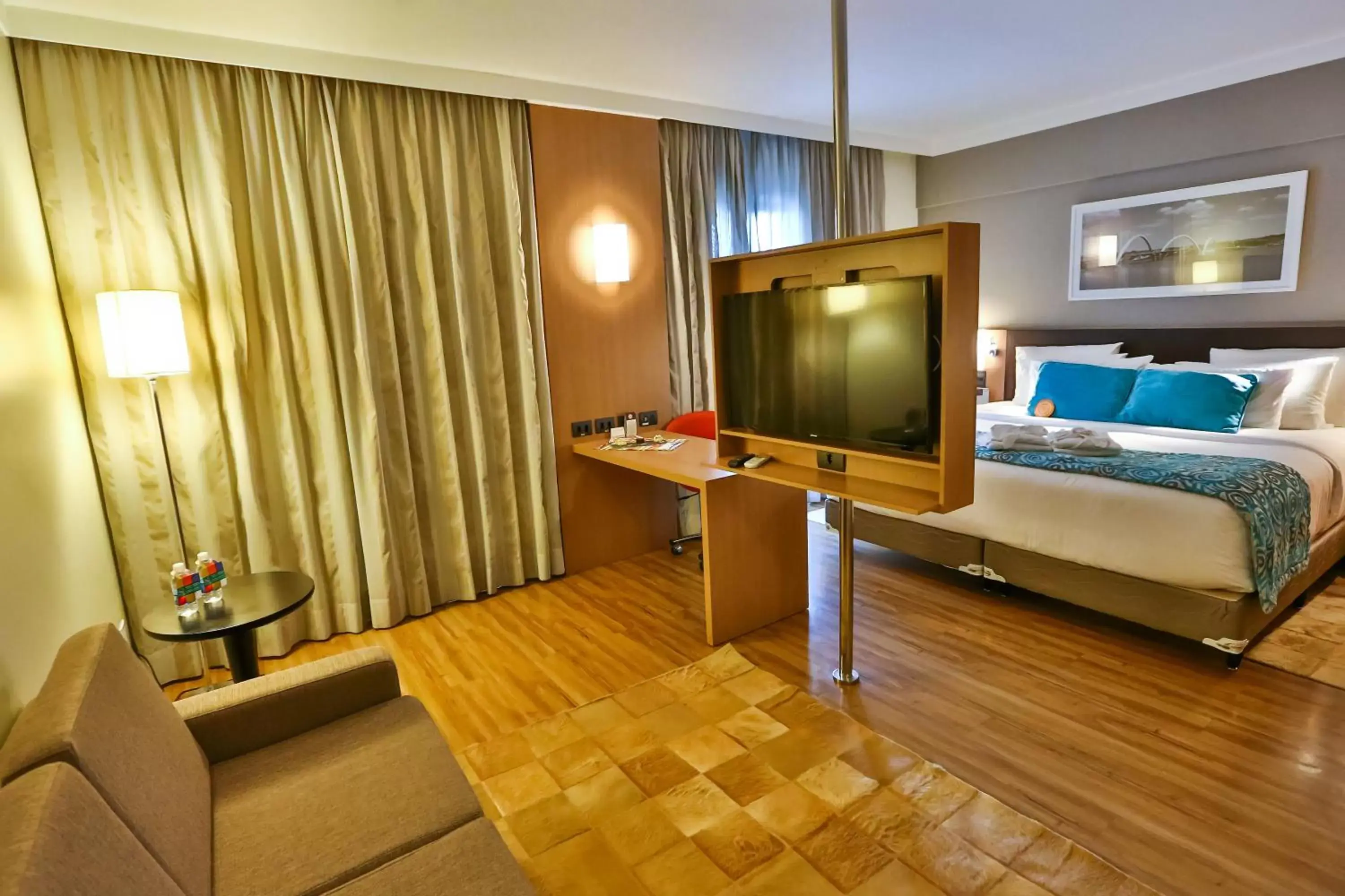 TV/Entertainment Center in Quality Hotel & Suites Brasília