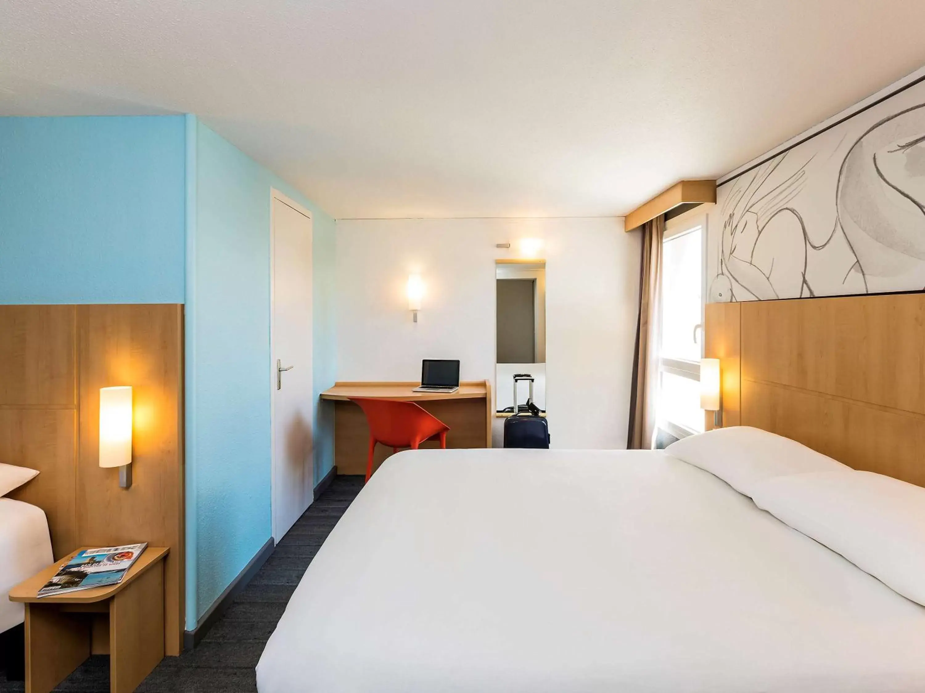 Photo of the whole room, Bed in ibis Roscoff