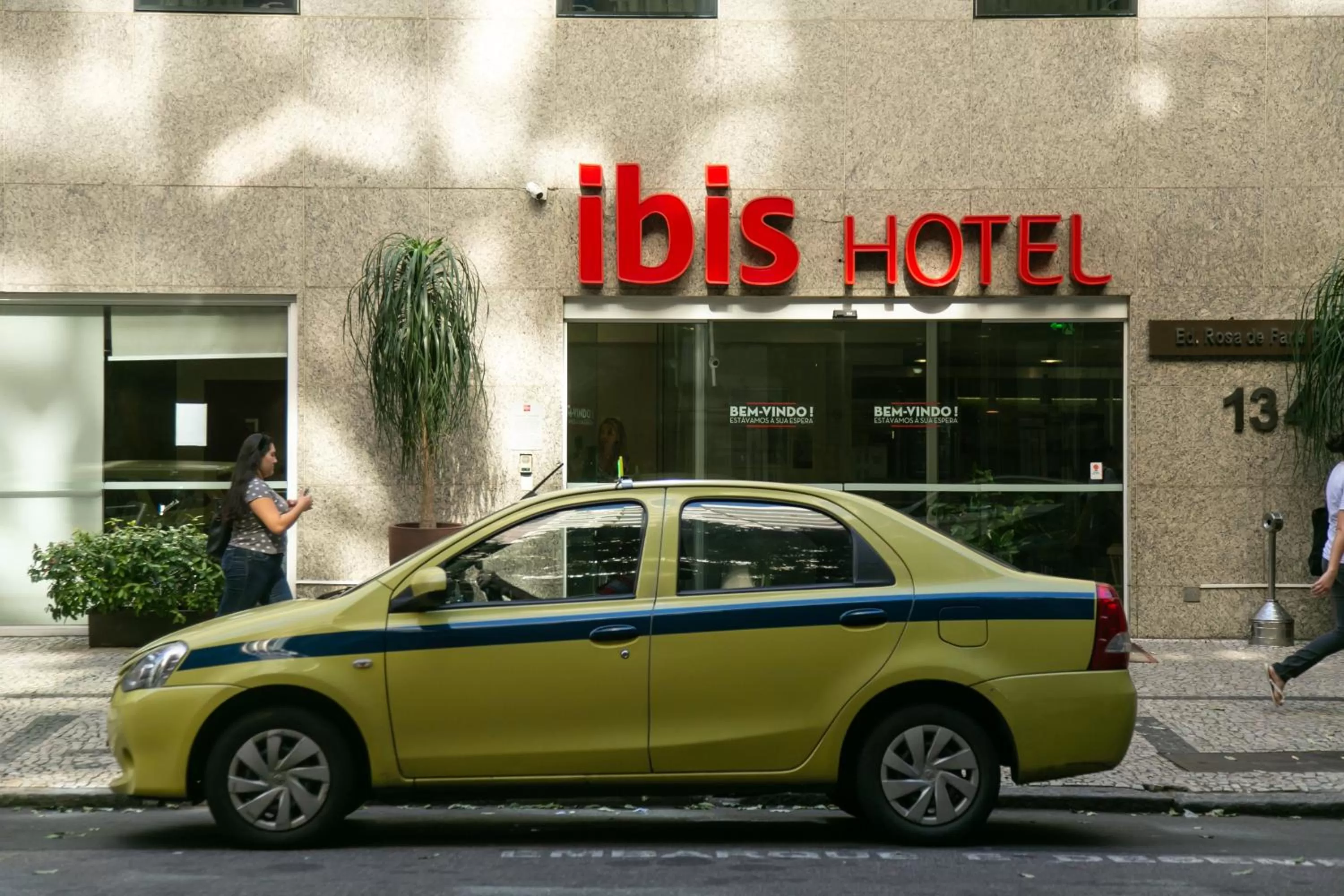 Facade/entrance in ibis Copacabana Posto 2