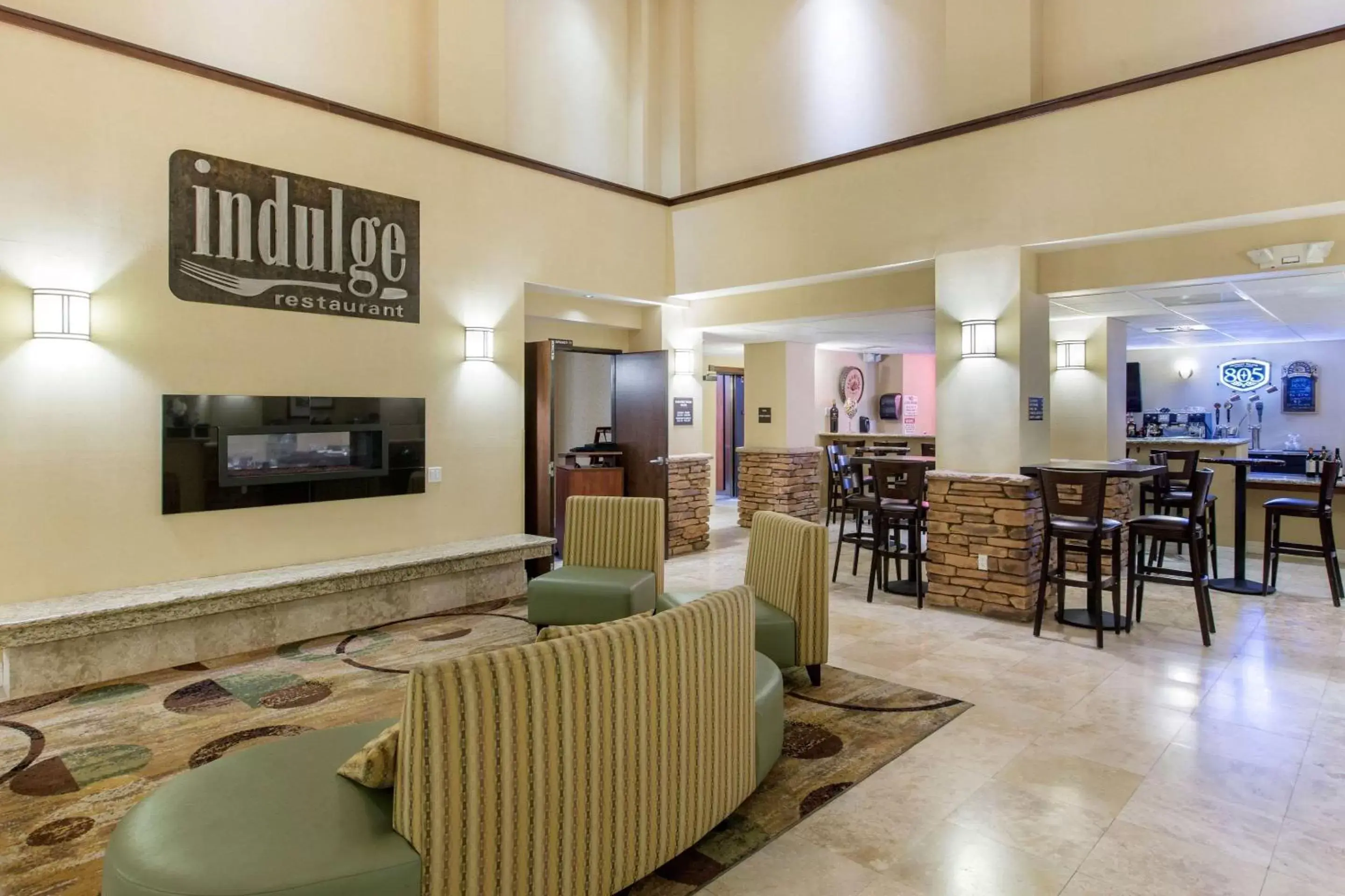 Lobby or reception, Restaurant/Places to Eat in The Oaks Hotel & Suites