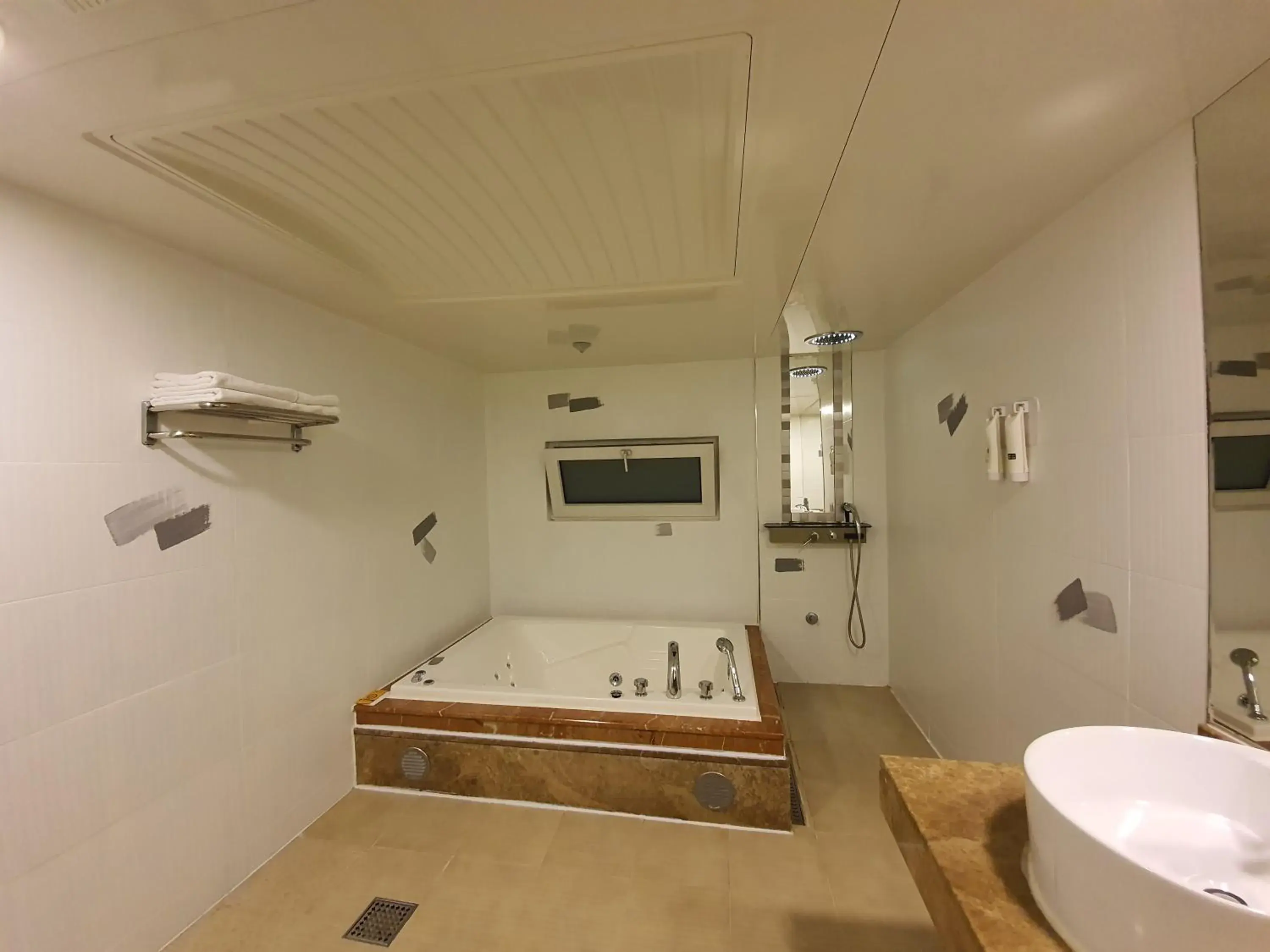 Bathroom in Friendly DH Naissance Hotel by Mindrum group