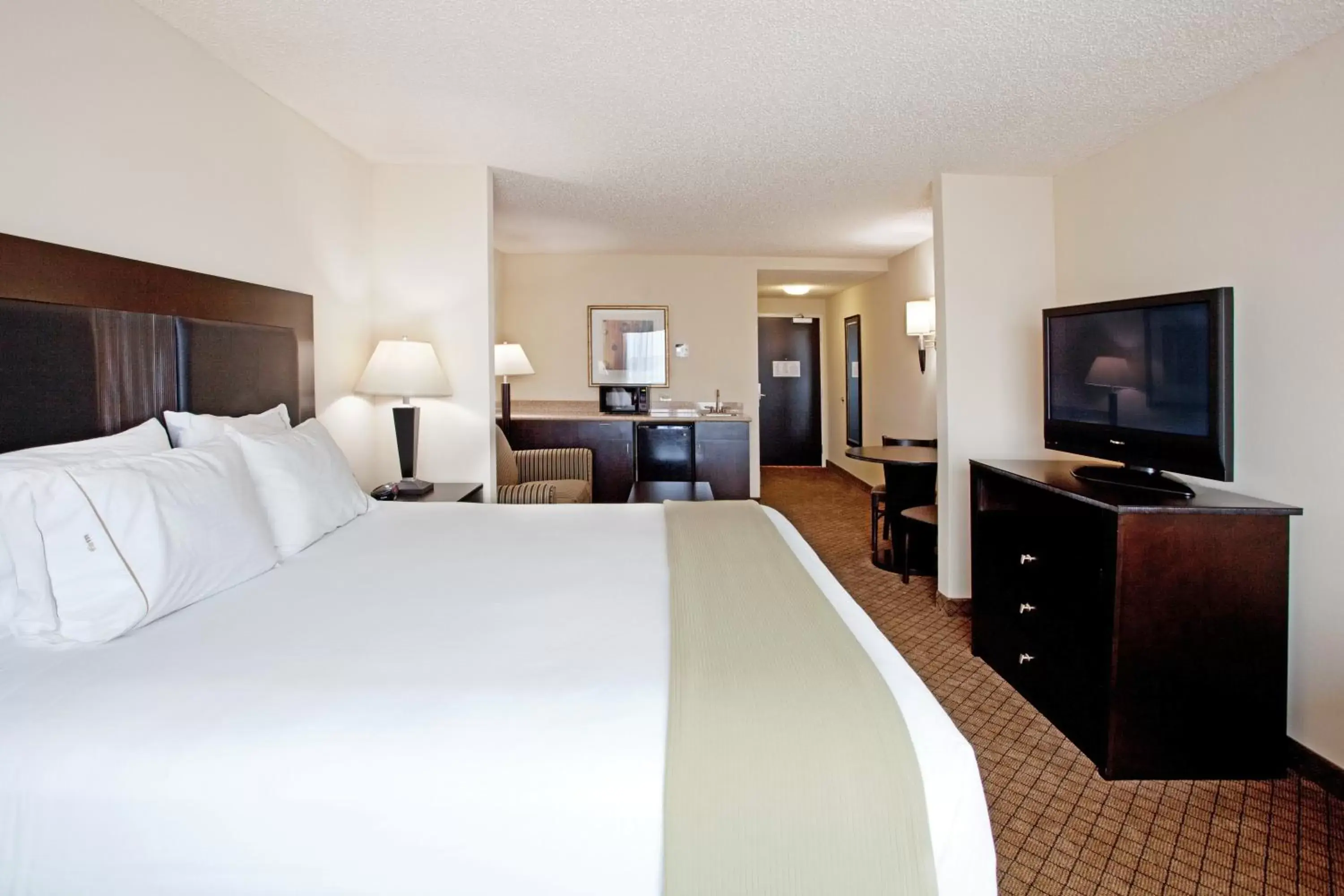 Photo of the whole room, Bed in Holiday Inn Express and Suites Newberry, an IHG Hotel
