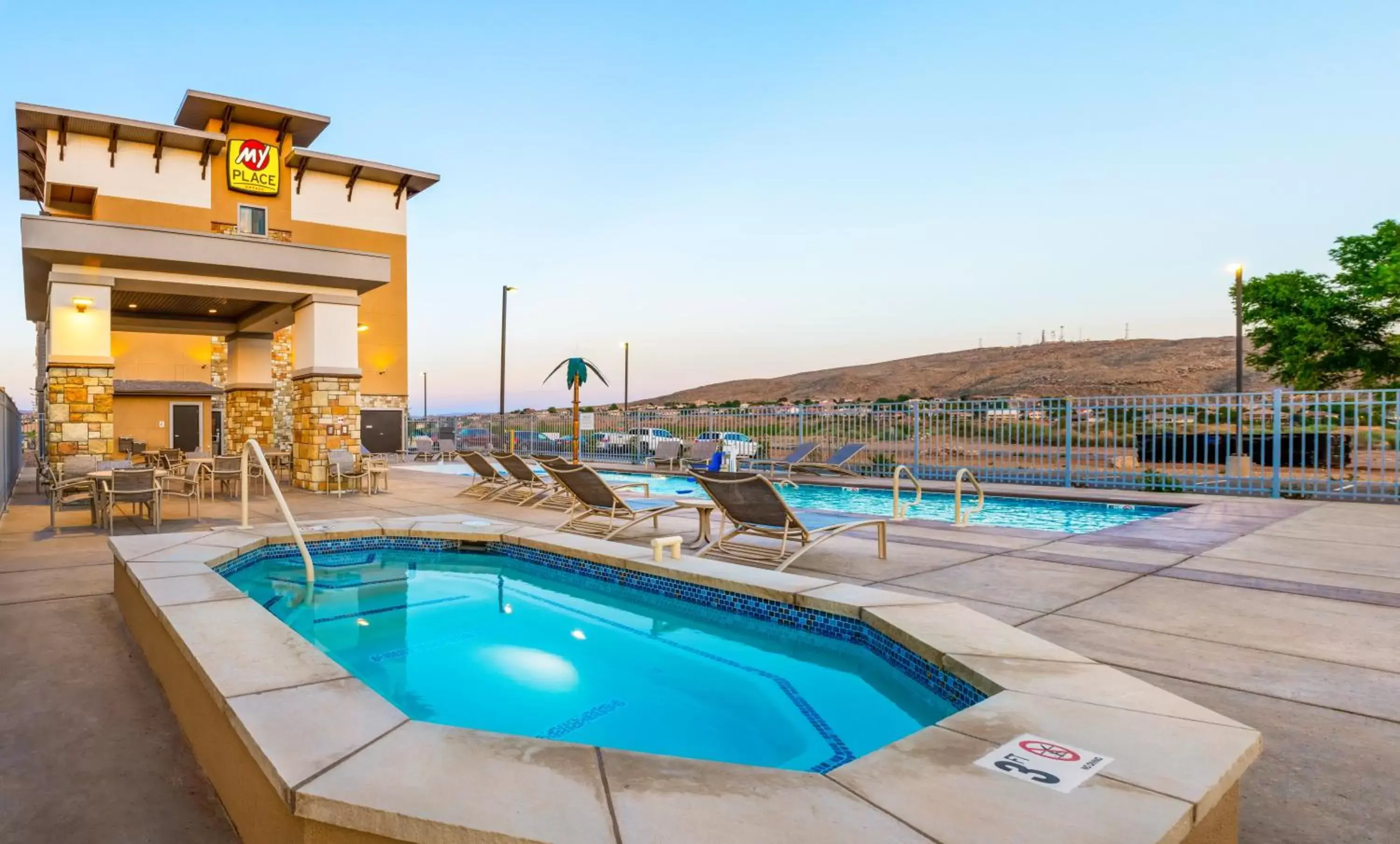 Hot Tub, Swimming Pool in My Place Hotel - St. George, UT