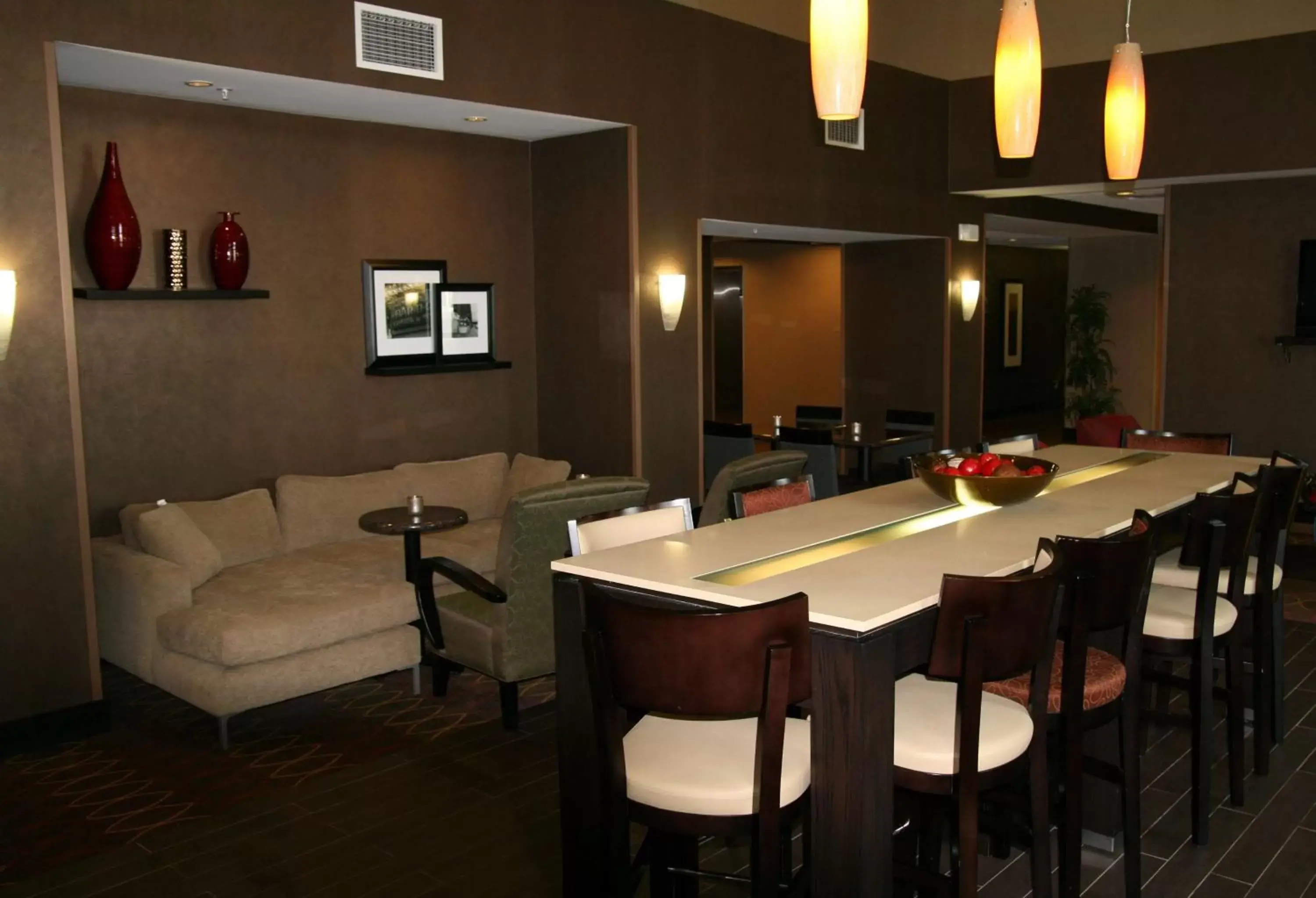 Dining area, Lounge/Bar in Hampton Inn & Suites Lebanon