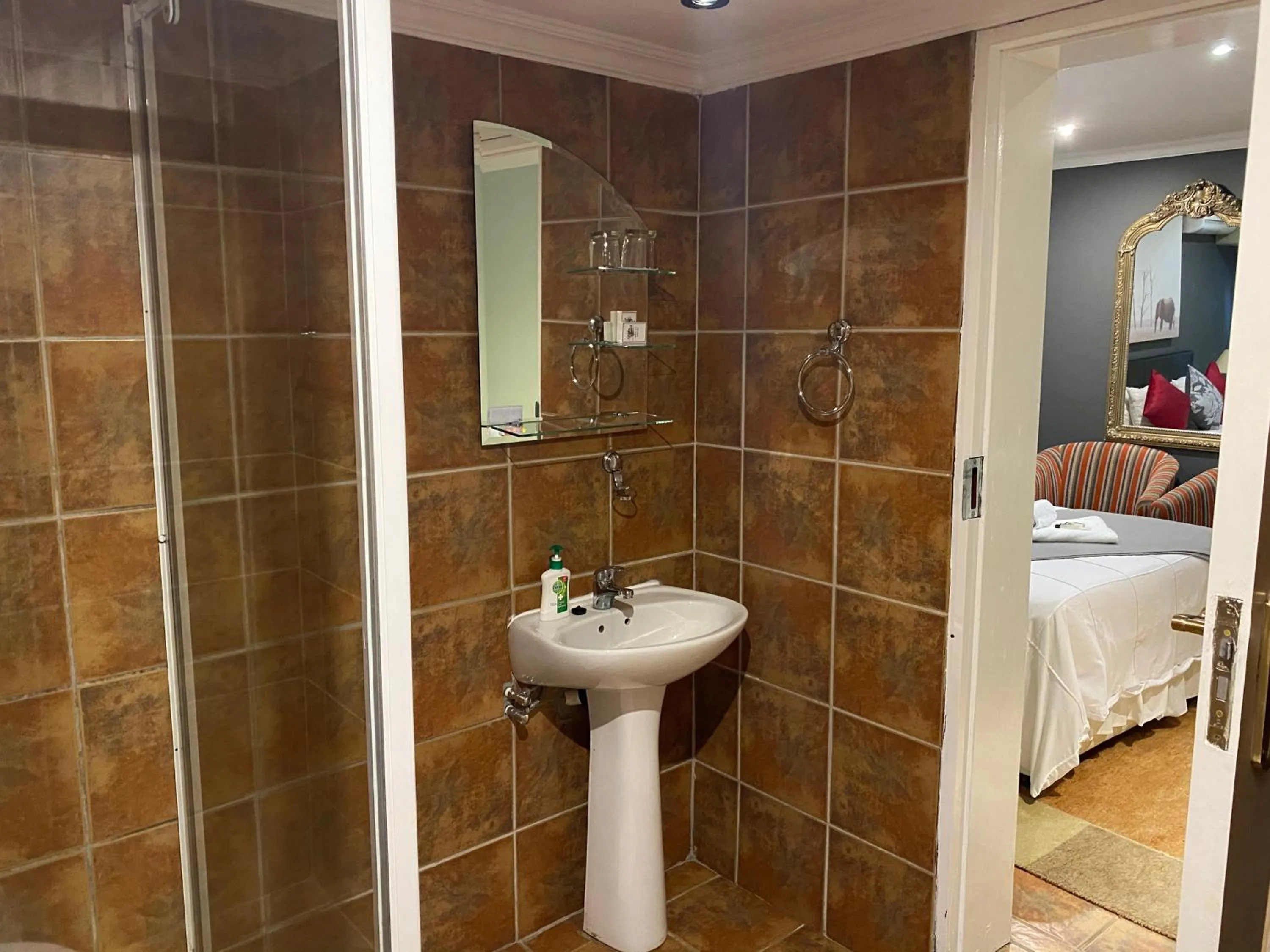 Bathroom, Bed in Marion Lodge