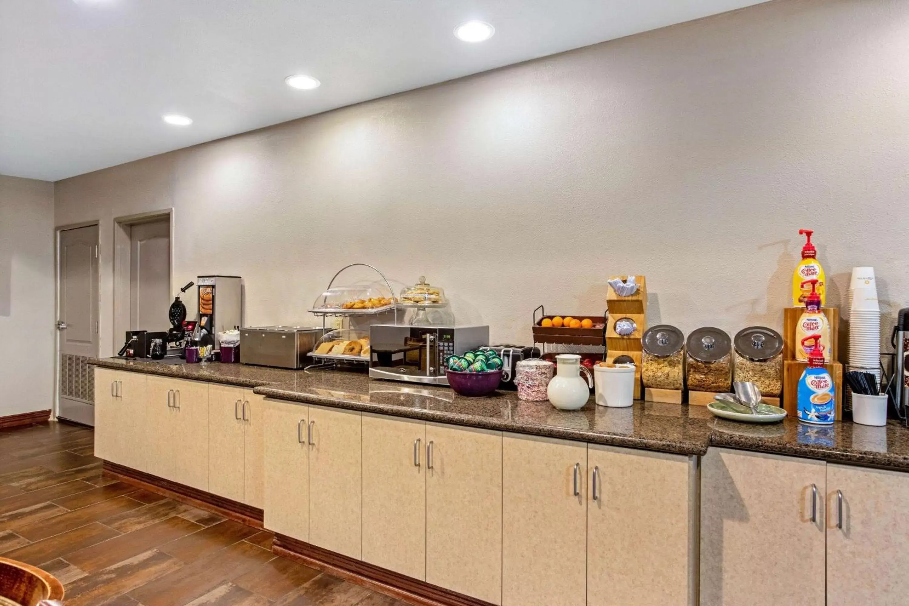 Breakfast, Kitchen/Kitchenette in La Quinta by Wyndham Cleburne