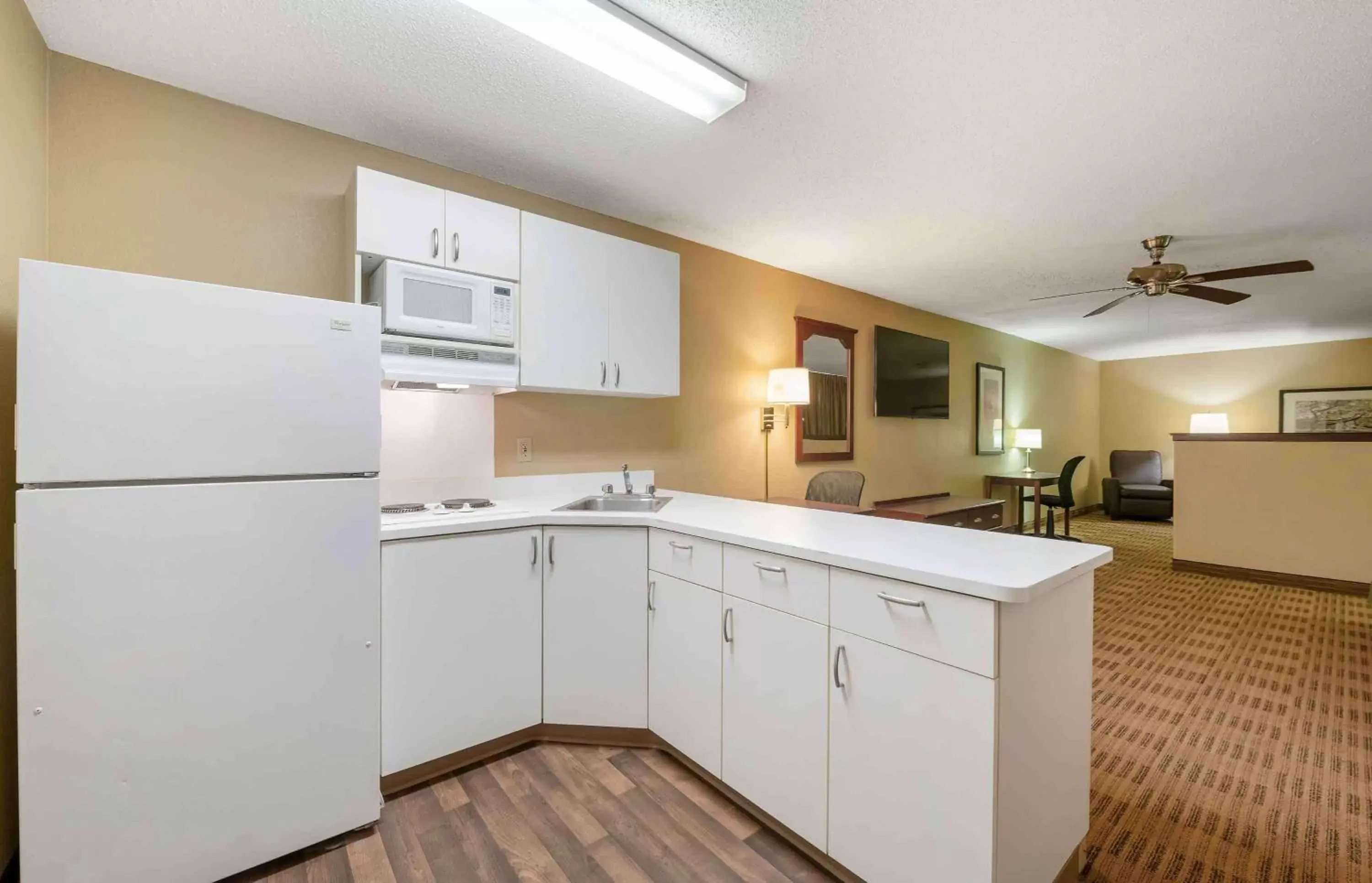 Bedroom, Kitchen/Kitchenette in Extended Stay America Suites - Chicago - Schaumburg - I-90