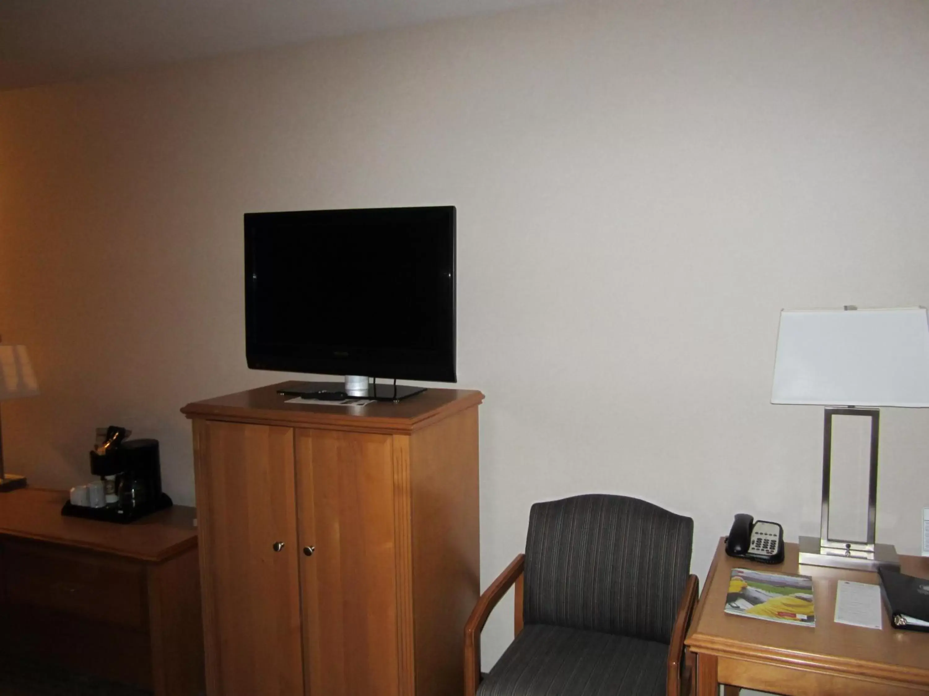 TV and multimedia, TV/Entertainment Center in Woodlands Inn & Suites