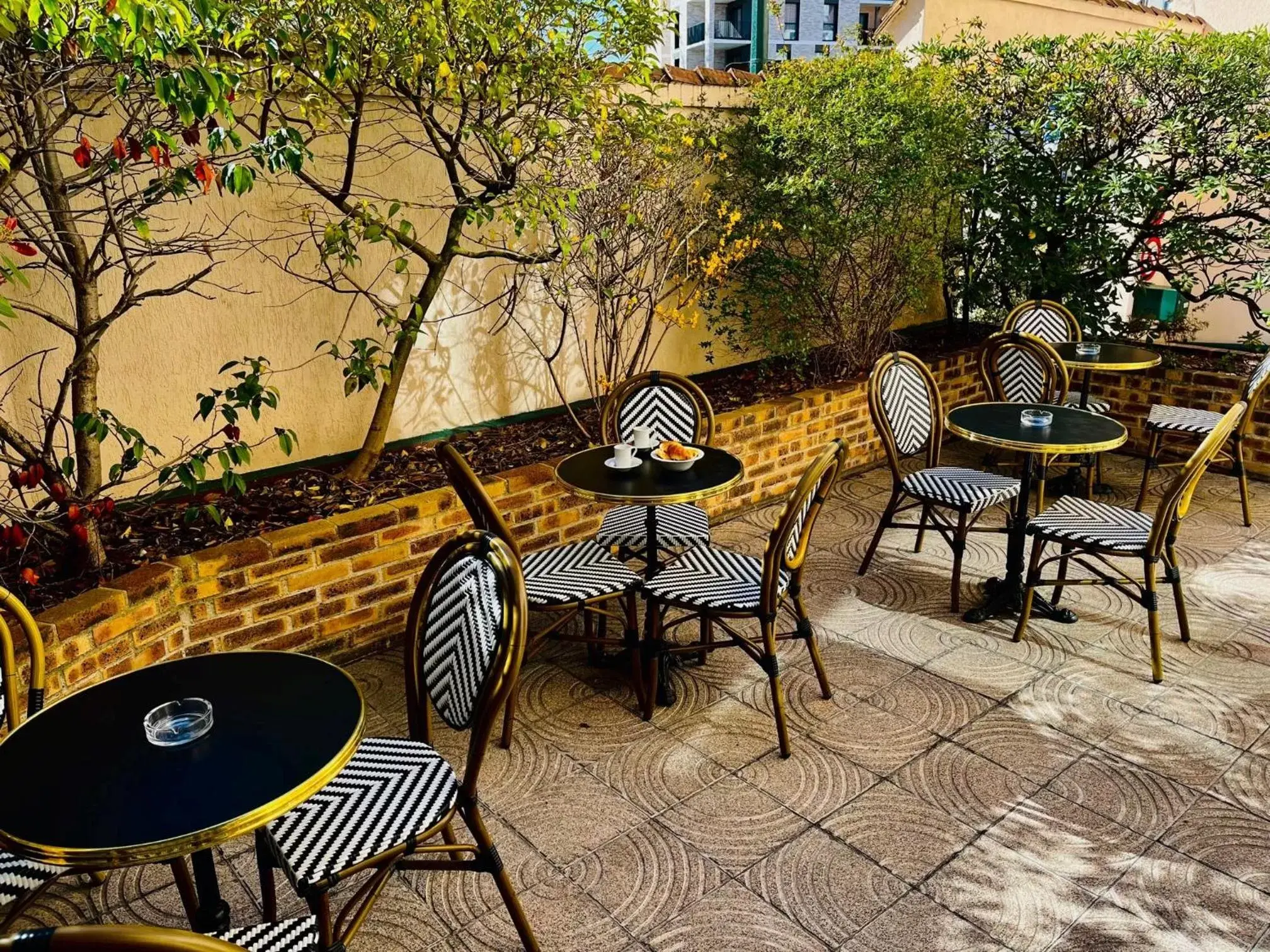 Balcony/Terrace, Restaurant/Places to Eat in Hotel Le Cardinal Rueil Centre