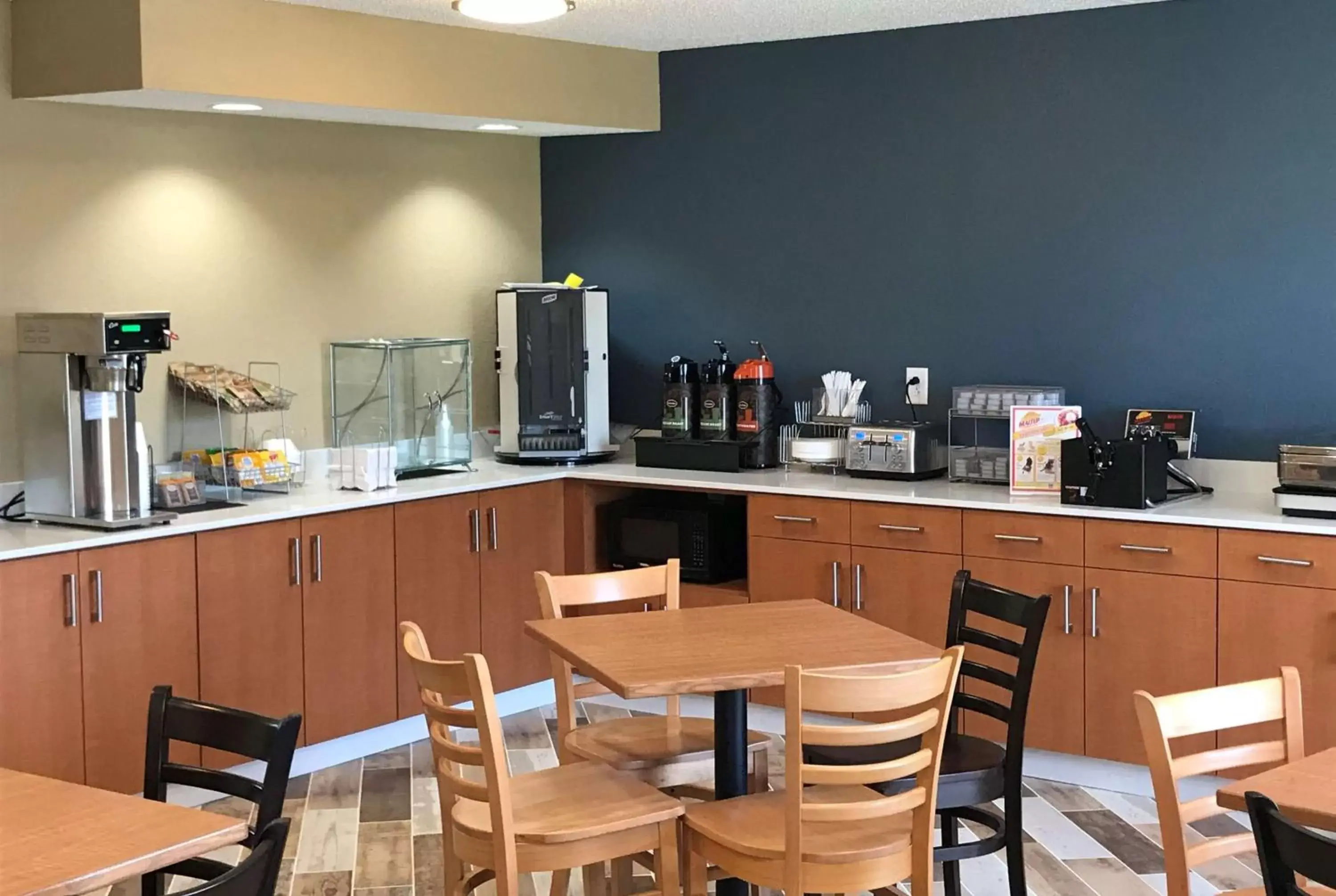 Restaurant/Places to Eat in AmericInn by Wyndham Prairie du Chien