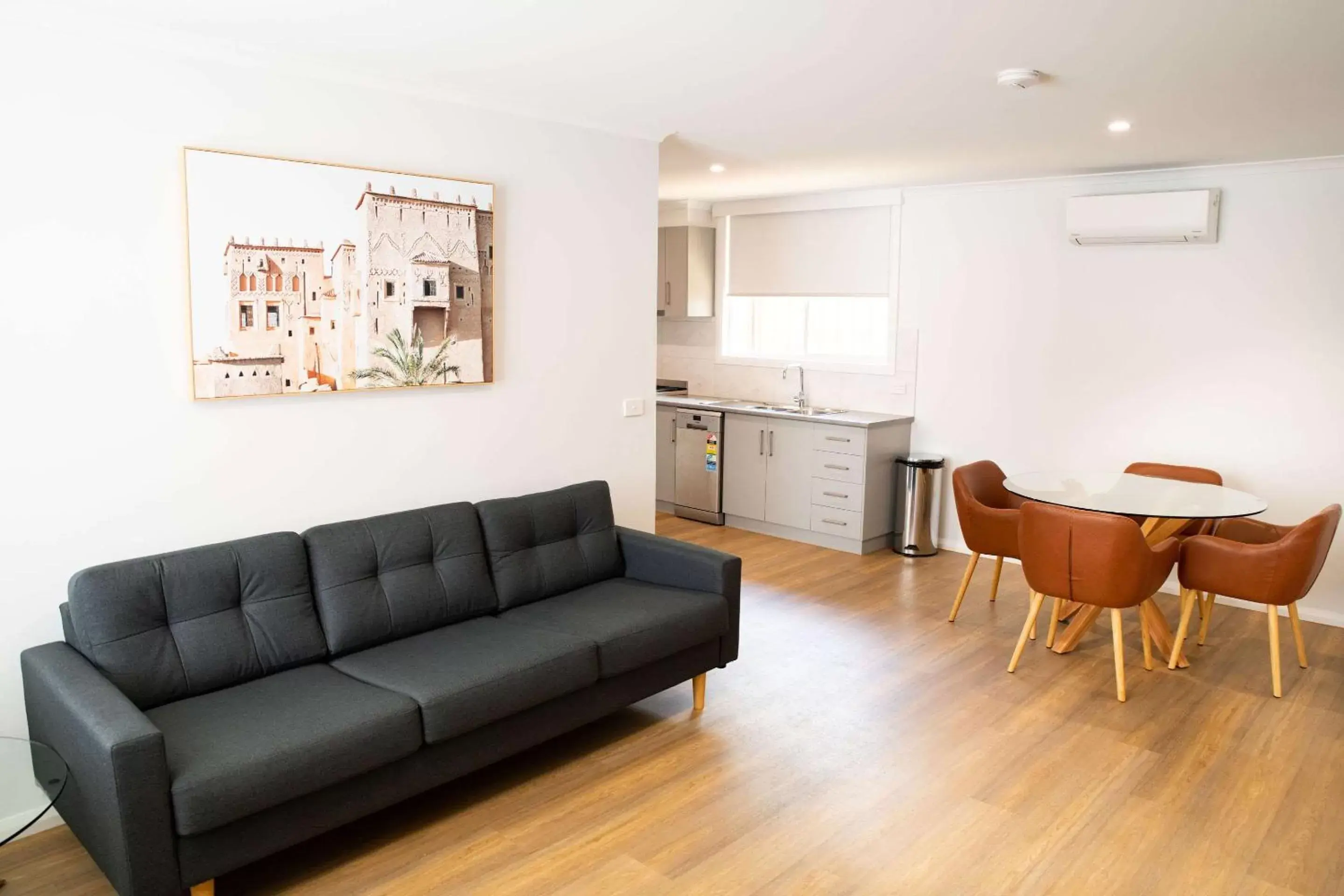 Bedroom, Seating Area in Econo Lodge Mildura